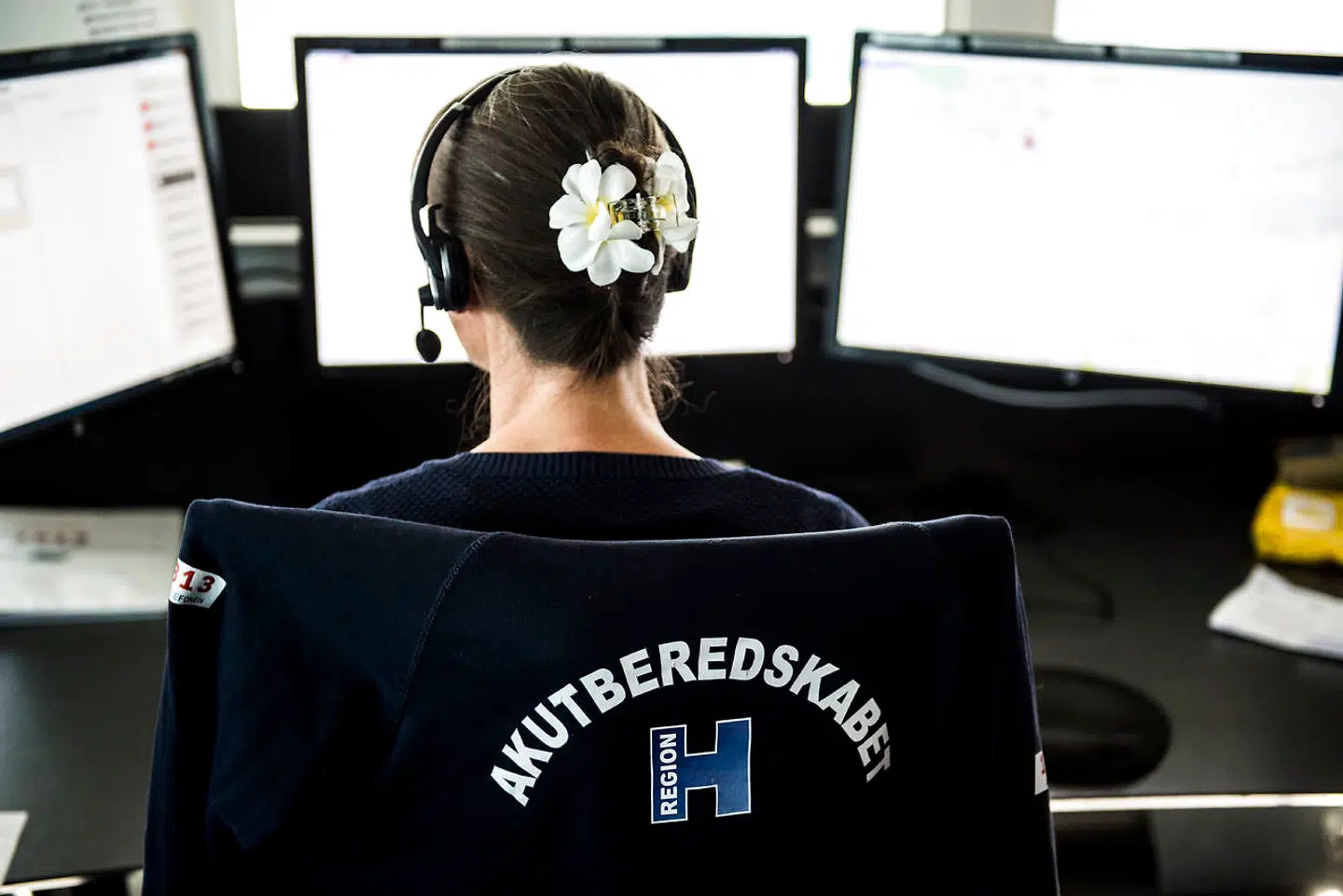 Siden september 2018 har en computer indgået i hverdagen i akutberedskabet i Region Hovedstaden, hvor den lytter med i realtid på 112-opkald og sender en pop-op-meddelelse på medarbejdernes skærm om »muligt hjertestop«, som den sundhedsfaglige visitator lader indgå i sine vurderinger.