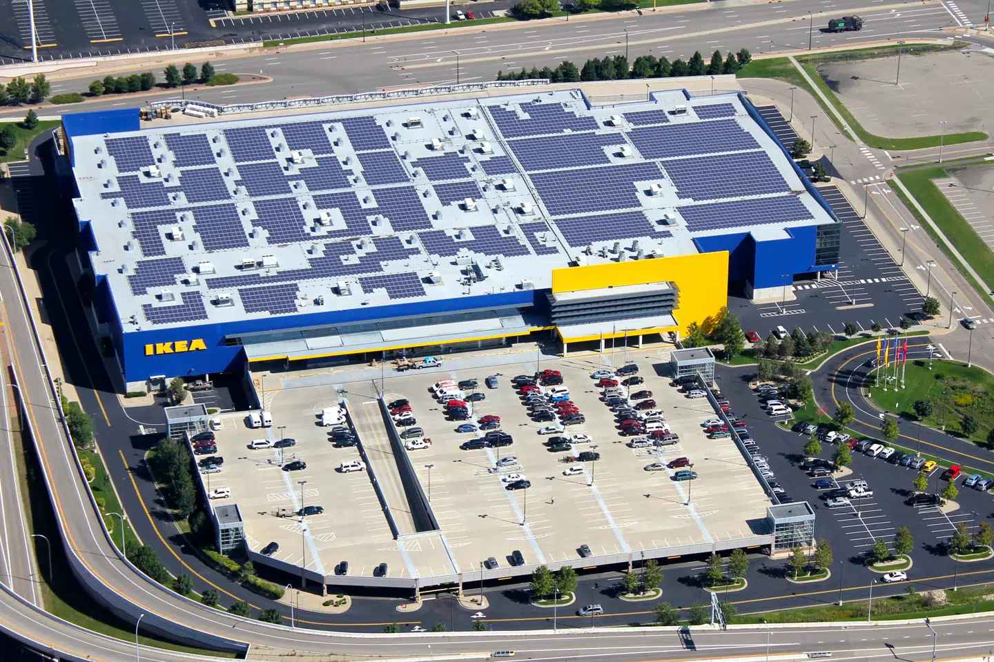 IKEA vil reducere sin egen udledning af CO2 med 15 pct. frem til 2030. Hvis man tager højde for IKEAs forventede vækst, har virksomheden regnet sig frem til, at det svarer til at reducere udledningen med 70 pct. per produkt. Solceller på taget af IKEAs fabrikker og varehuse er en vigtig del af løsningen. Foto: IKEA