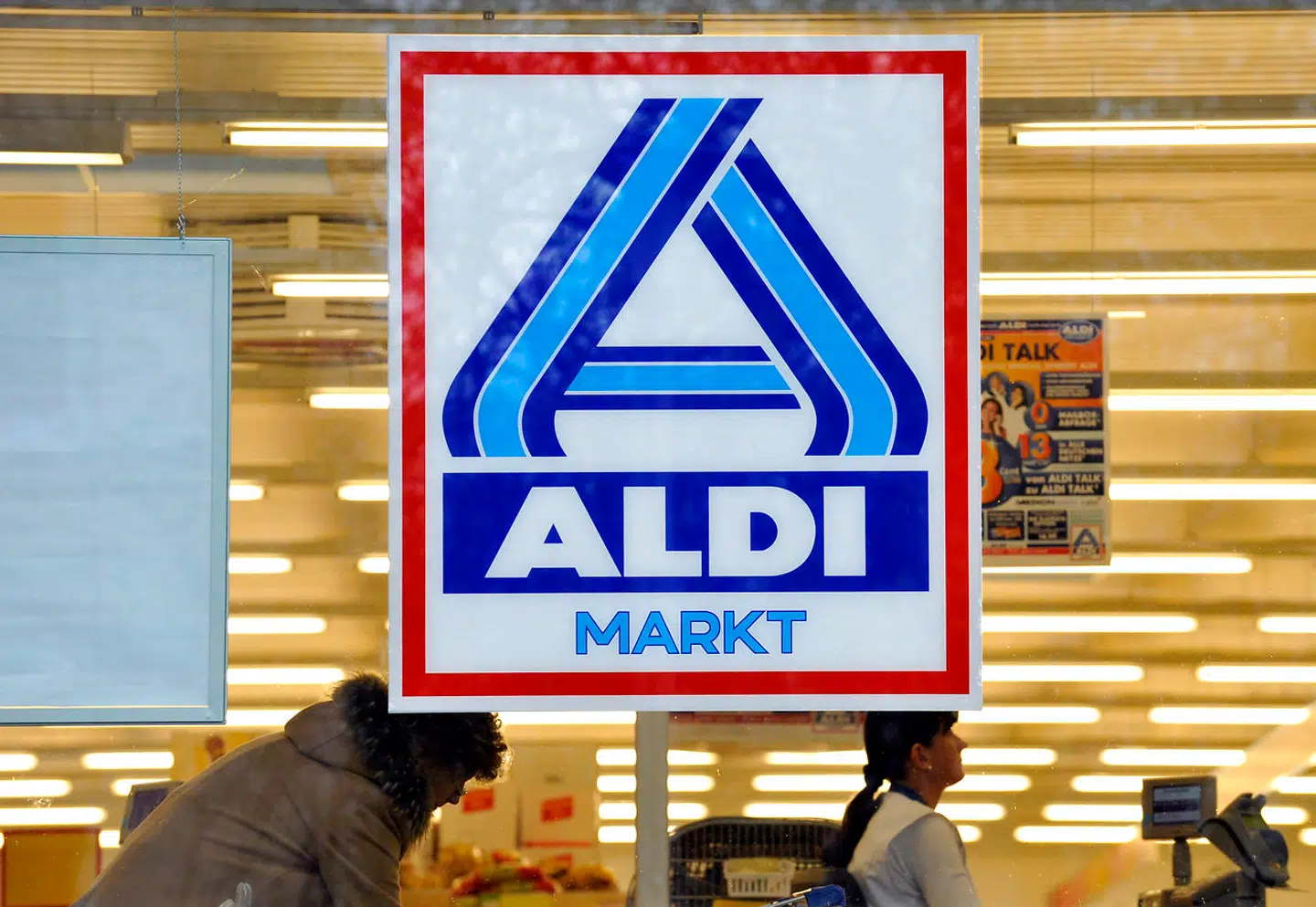 Aldi-kæden har mere end 10.000 butikker verden over og en samlet årlig omsætning på omkring 50 mia. euro. Siden 1960 har kæden dog været delt op i to selvstændige selskaber grundet stifternes brødrefejde – Aldi Nord og Aldi Syd. Det er Aldi Nord, der har butikker i blandt andet Danmark.