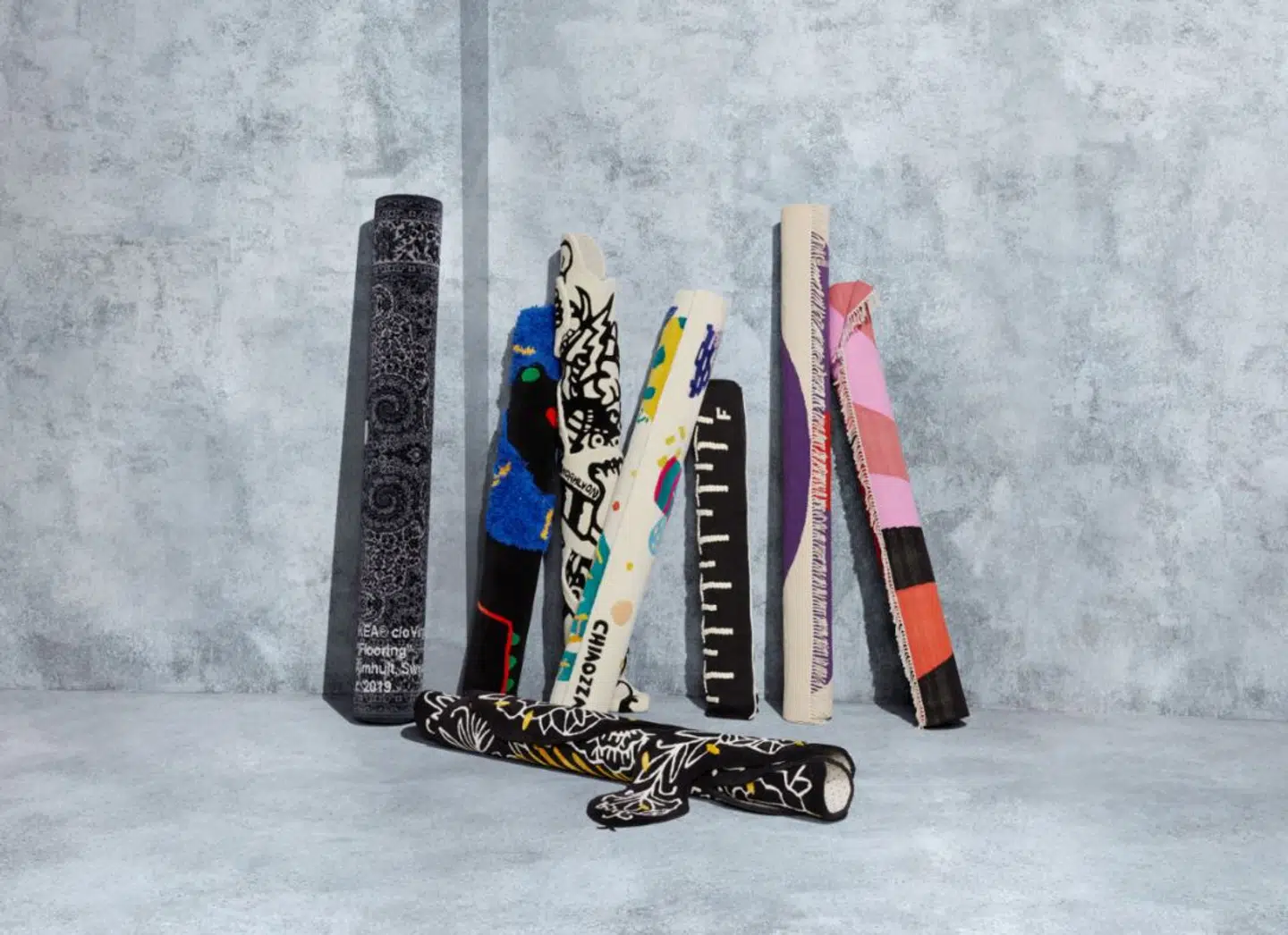 Otte forskellige kunstnere fra hele verden, har bridraget til tæppekollektionen, der lander i IKEA-varehusene i Danmark på fredag.