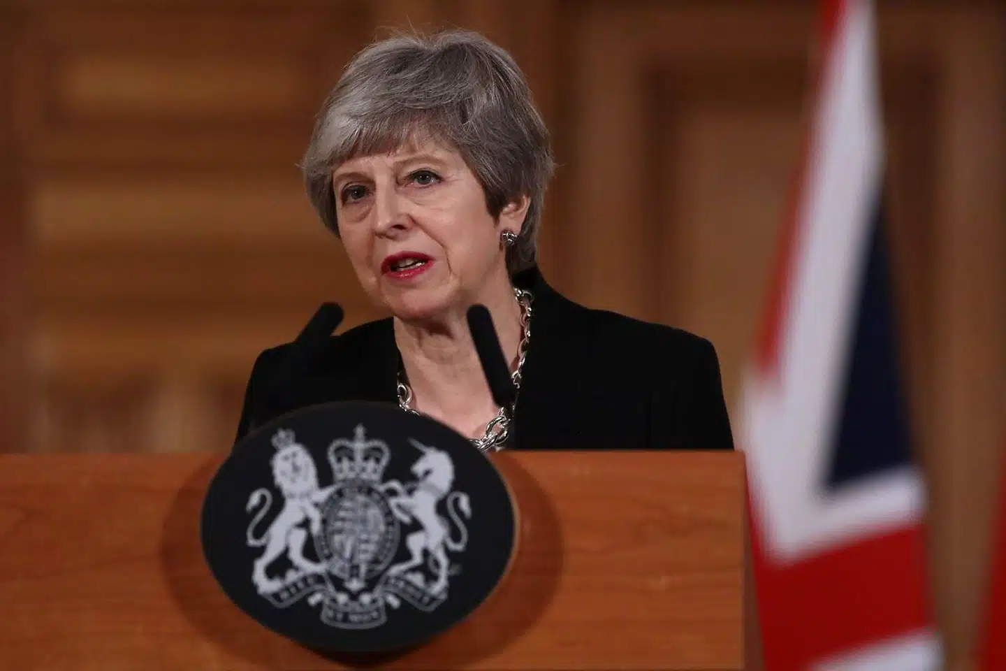 Theresa May, der tog mobiltelefonerne fra alle sine ministre gennem et næsten daglangt møde, forklarer efter mødet, hvad de blev enige om. Foto: Jack Taylor/Ritzau Scanpix