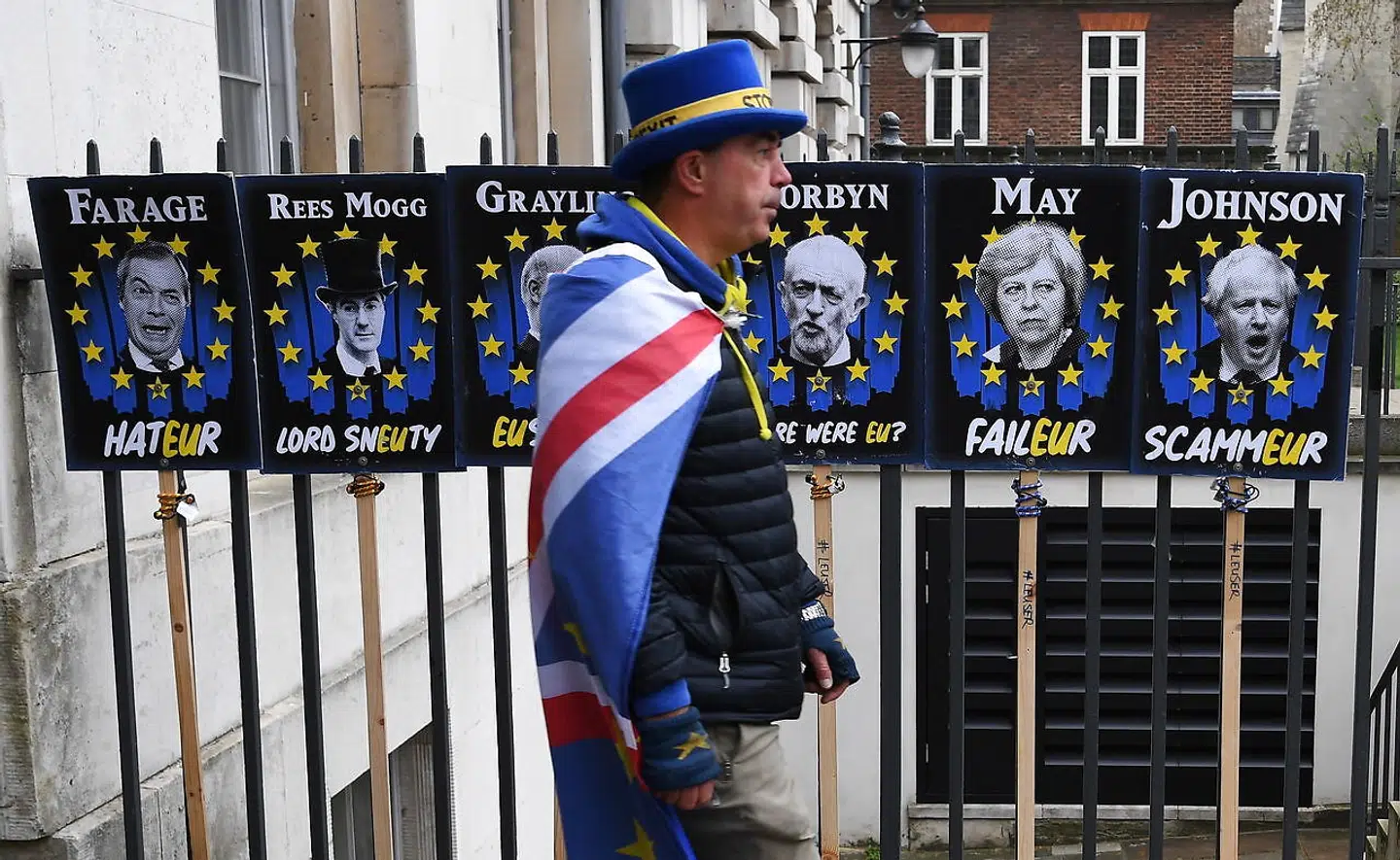Hele tirsdagen har Theresa May og hendes topministre været været inde til krisemøde i embedsboligen i Downing Street – så her er en pro-EU demonstrant, som giver sin mening om nogle af Brexit-nøglepersonerne på plakaterne i baggrunden.