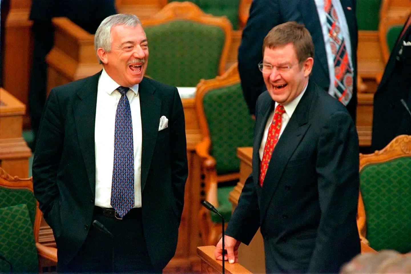 Venstres formand, Uffe Ellemann-Jensen, og den daværende socialdemokratiske statsminister, Poul Nyrup Rasmussen, kæmpede under folketingsvalget i 1998 om statsministerposten, og undervejs udstedte Poul Nyrup Rasmussen en efterlønsgaranti, der senere bragte ham i store vanskeligheder. Her ses Ellemann-Jensen og Nyrup Rasmussen i folketingssalen et par år før valget.