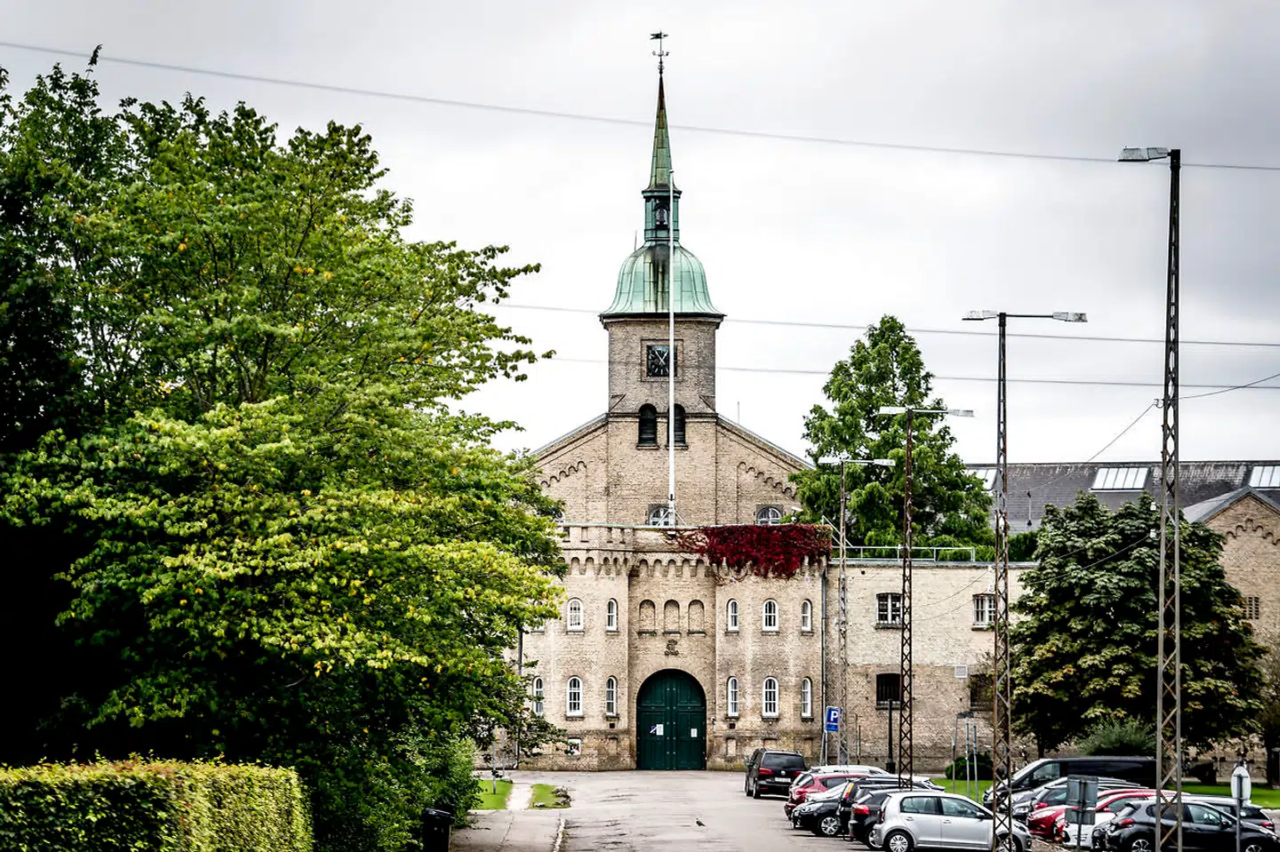 Vridsløselille fængsel i Albertslund mandag den 4. september 2017. Indtil december 2015 var Vridsløselille et lukket fængsel og har sidenhen været en institution for frihedsberøvede asylansøgere. Nu er den ikoniske ejendom til salg og vil efter planen gennemgå en omfattende transformation, der vil udvikle Albertslund yderligere.
