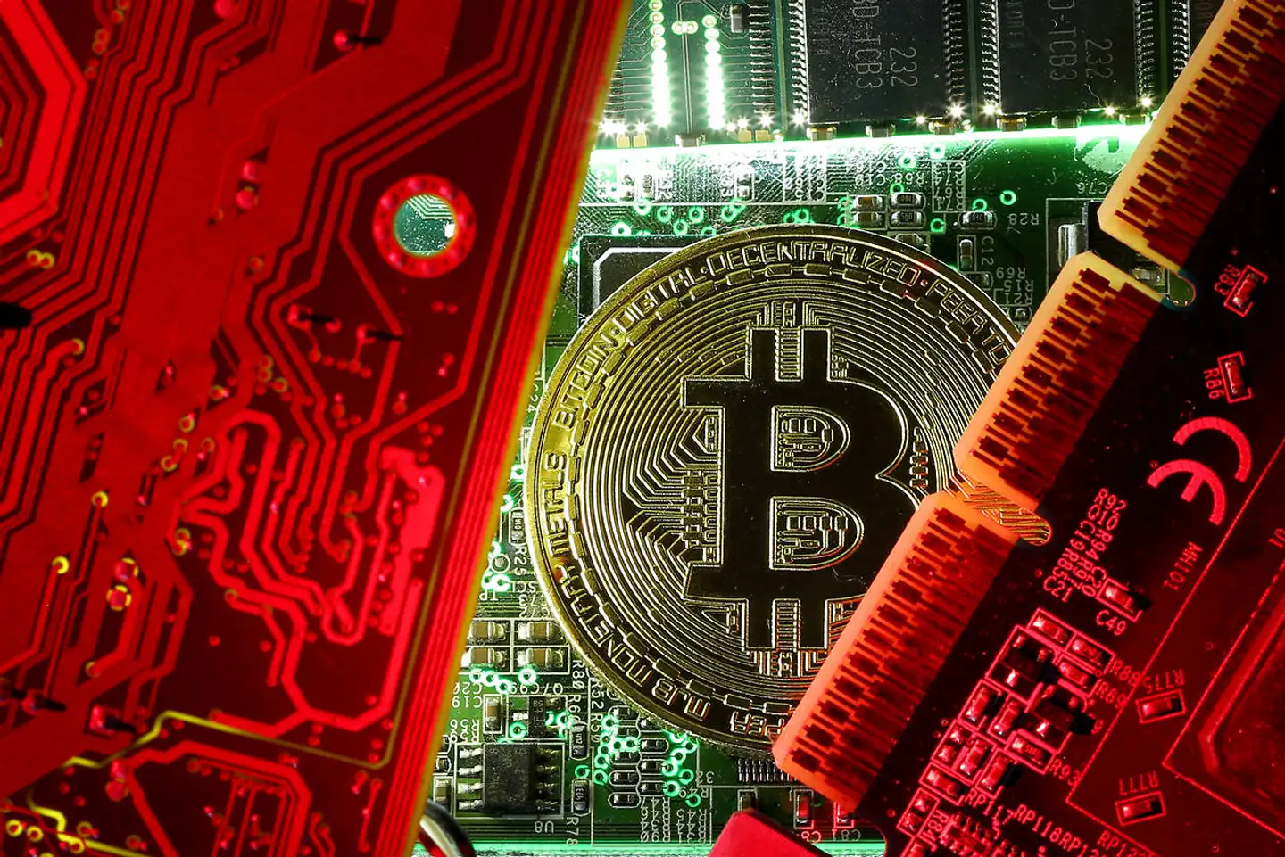 Efter nogle måneders slumren er Bitcoin tilbage i investorernes søgelys.