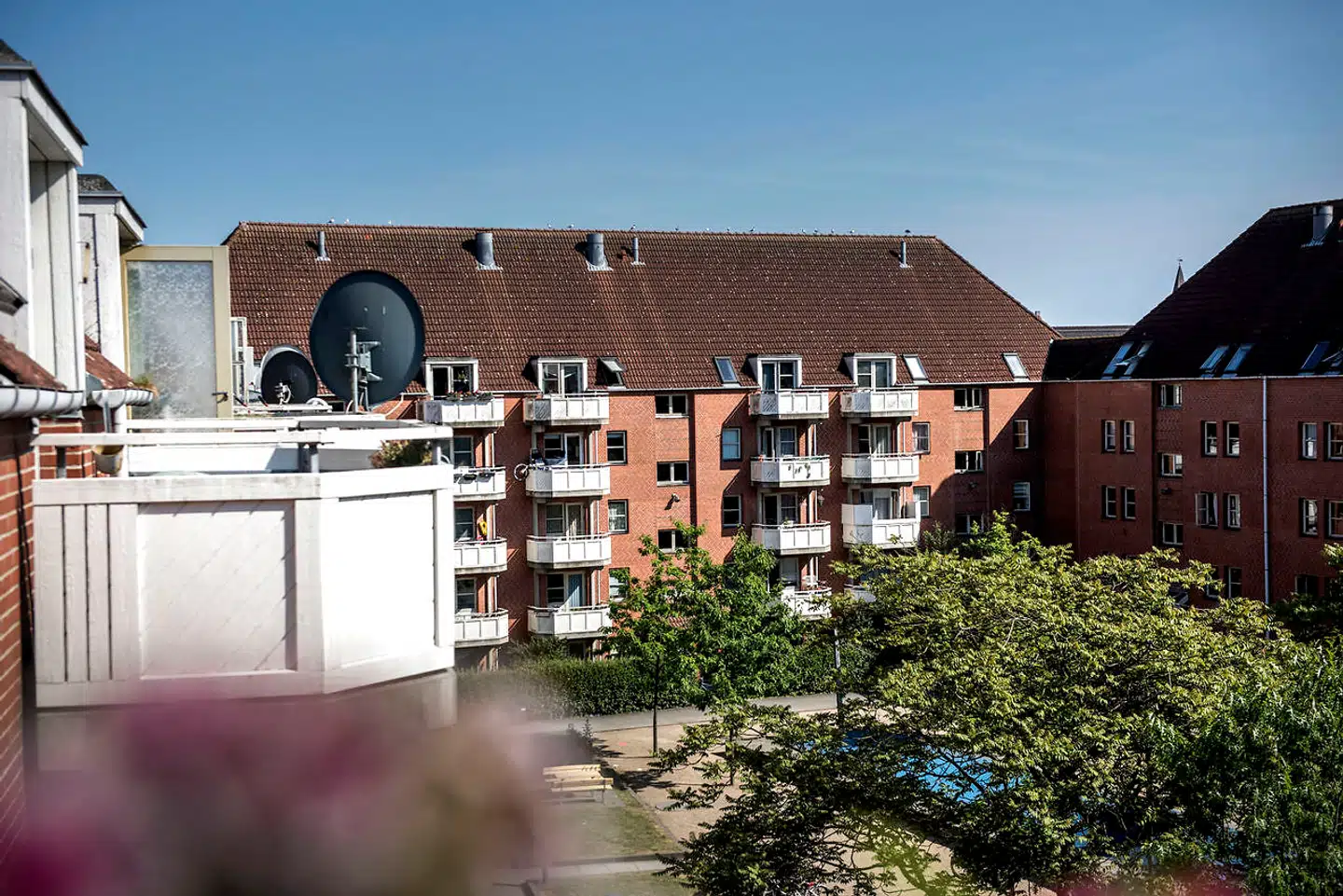 »Det er også vores indtryk, at der er rigtig mange, der i de senere år har prøvet at komme væk. Men mange er bekymrede for, hvorvidt de økonomisk kan løfte en flytning eller om de kan etablere et liv et andet sted i byen forhold til institutioner og naboer,« siger Bo-Vitas forretningsfører Steffen Boel Jørgensen