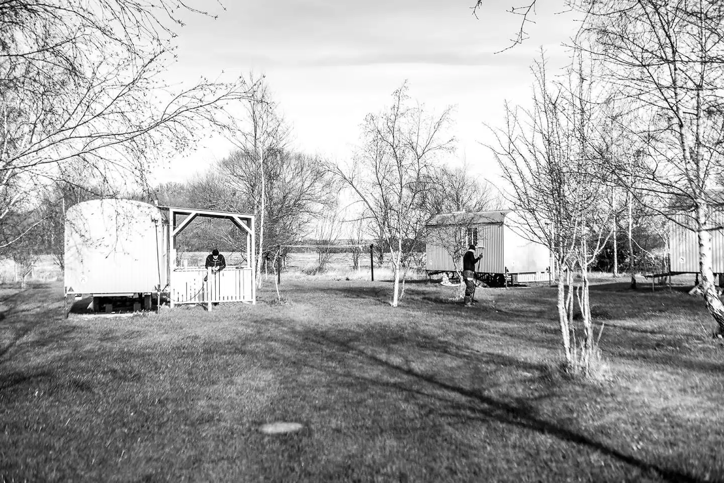 Veteranerne på Natur Retreatet bor i hver deres pastelfarvede vogn med eget toilet og bad.
