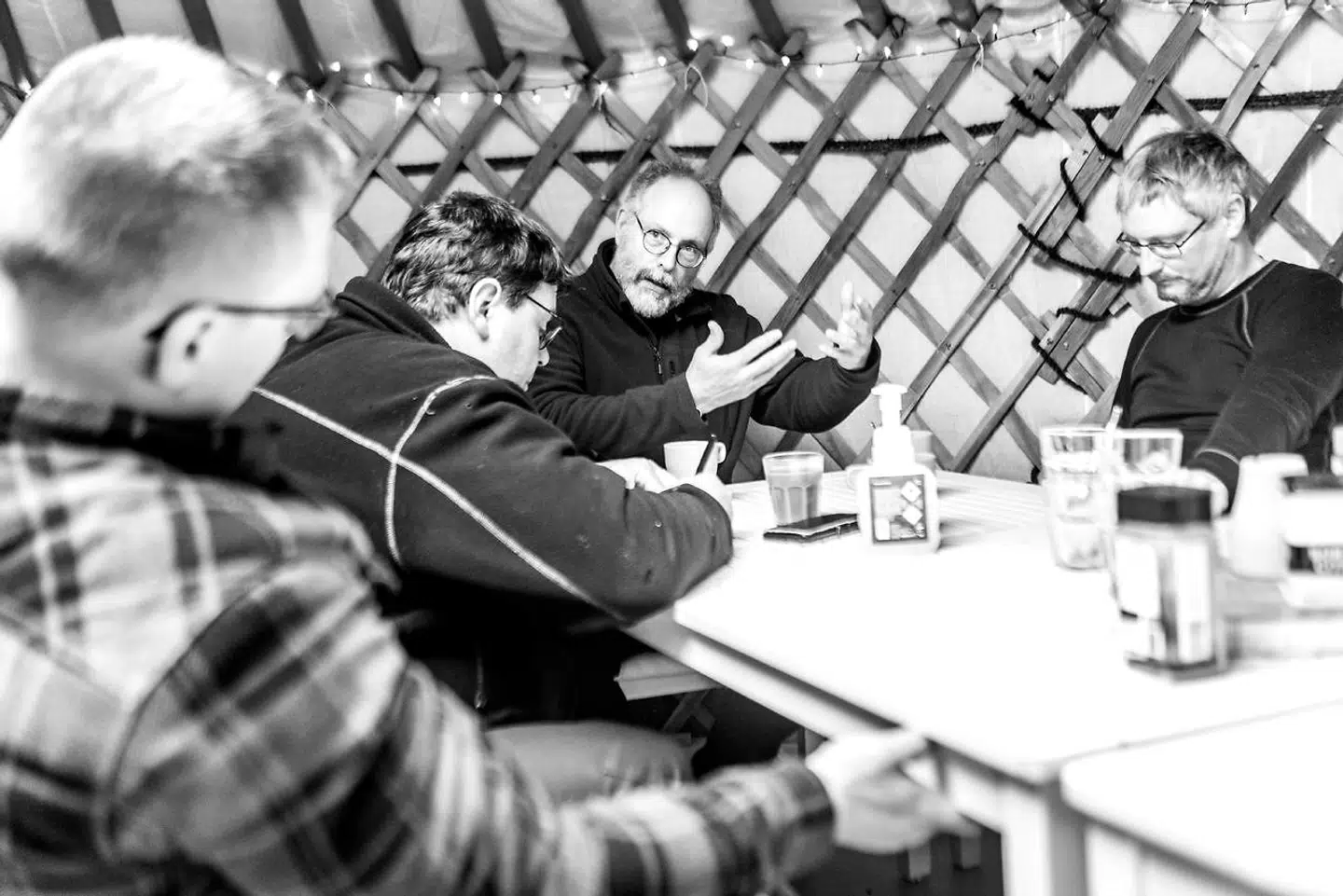 Psykolog Peter Brigham sidder for bordenden, mens soldaterne på skift fortæller, hvordan det går.