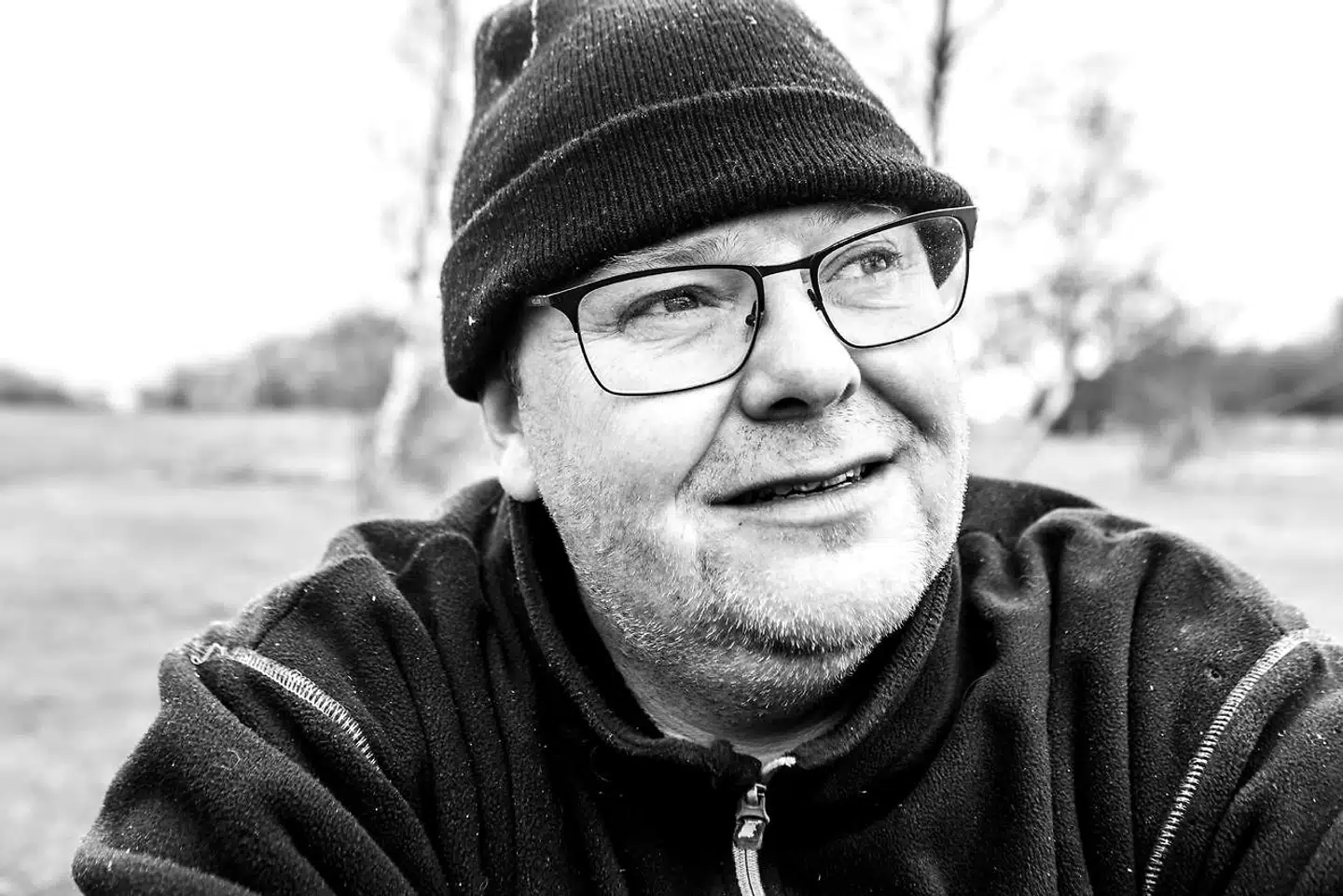 Da Martin Jensen-Smidt først ankom til Strynø, buldrede det i hans hoved med minder fra krigsudsendelsen på Balkan. Ved et tilfælde endte han med at snitte lidt i et stykke træ, og pludselig var der gået flere timer, hvor han ikke havde tænkt på krigen. Siden har han snittet askebægre, træmænd, dyr og en stok.
