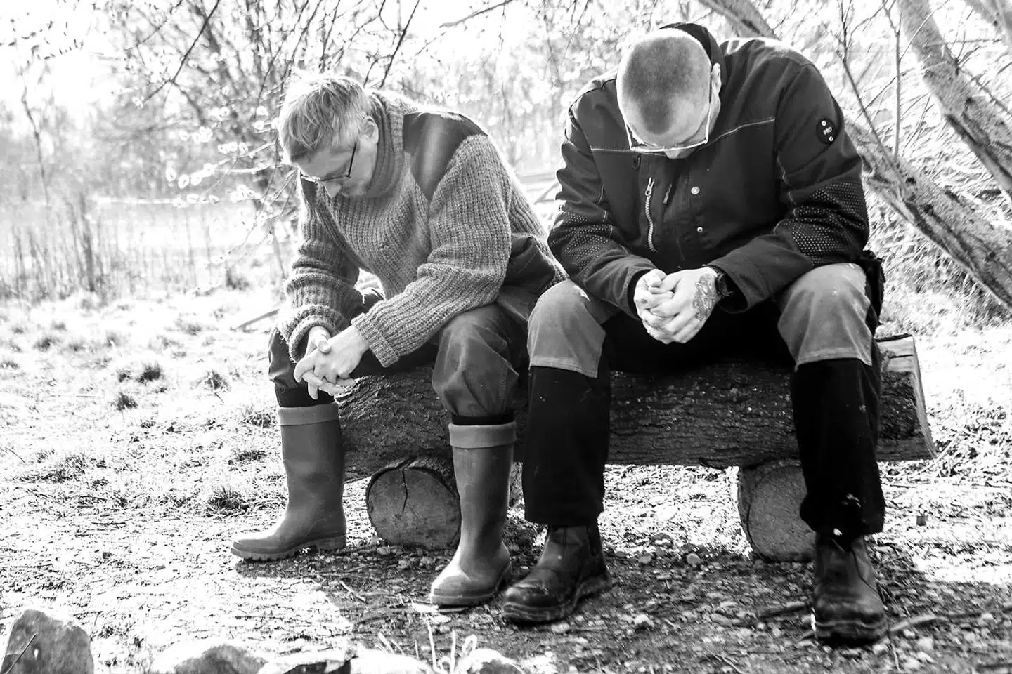 Veteranerne deltager alle i en session med mindfullness ved bålet, hvor de skal forsøge at fokusere på deres vejrtrækning, på lydene omkring dem, på solens varme stråler mod huden. De skal være i nuet.