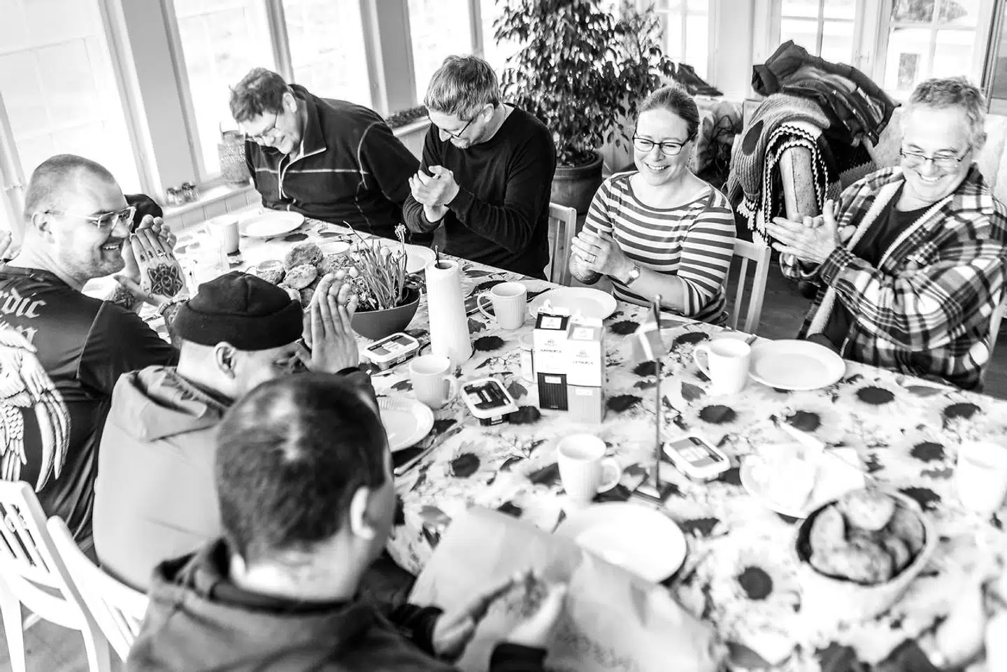 To veteraner, der for nylig har forladt Strynø, er kommet på besøg. Den ene har fødselsdag, og i den anledning samles alle i udestuen hos Anne-Line Ussing og Stuart Press. De har købt en taske til ham i fødselsdagsgave.