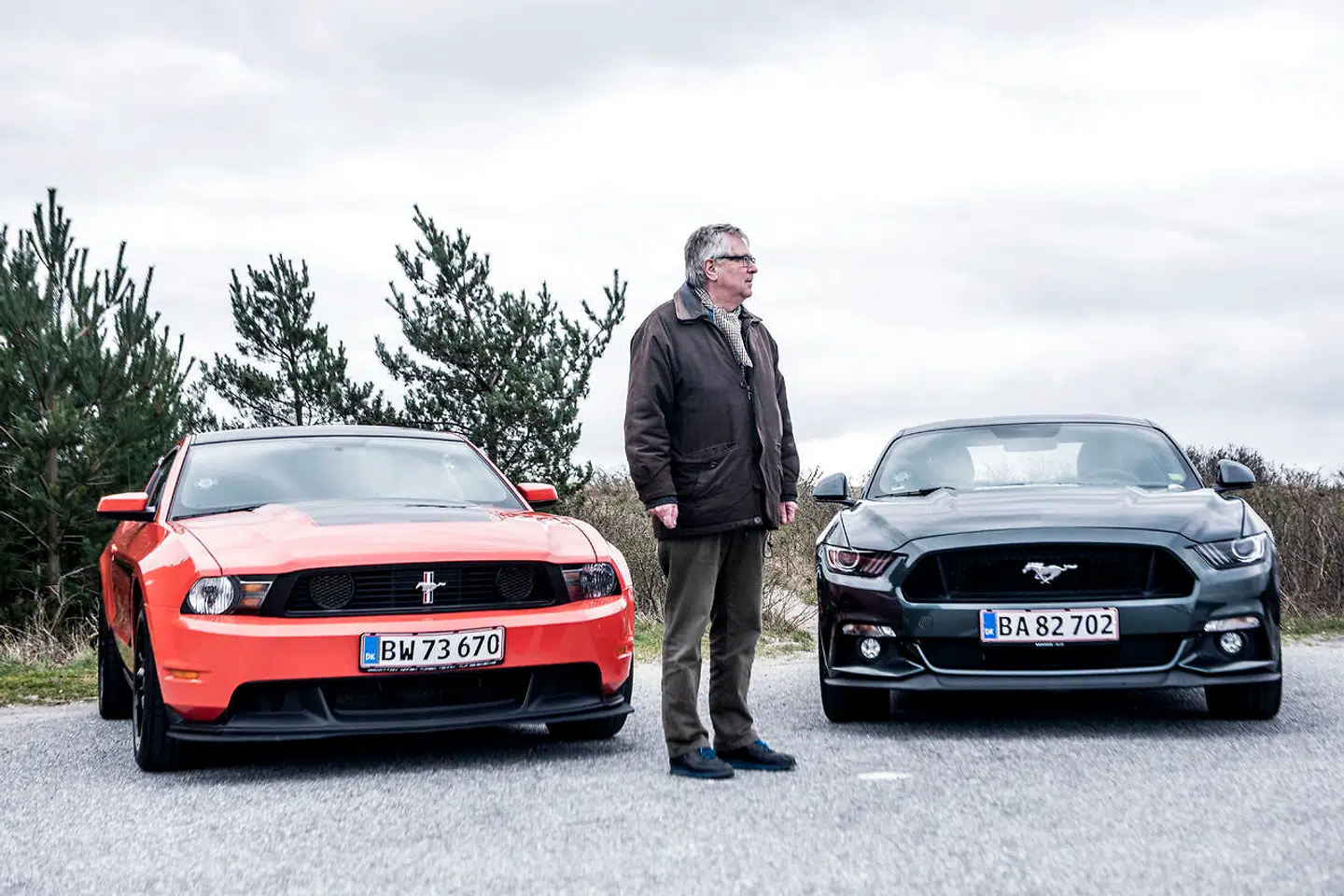 Hans Frost med sine to mustanger. Han er hårdkogt Ford Mustang-fan og redaktør på Pony Power, der er Ford Mustang-klubbens blad.