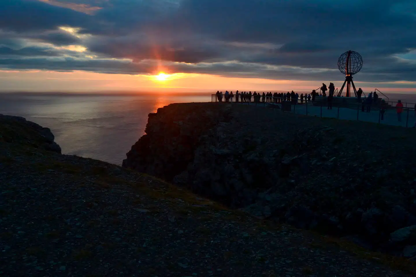 Minatssolen danser ved Nordkap.