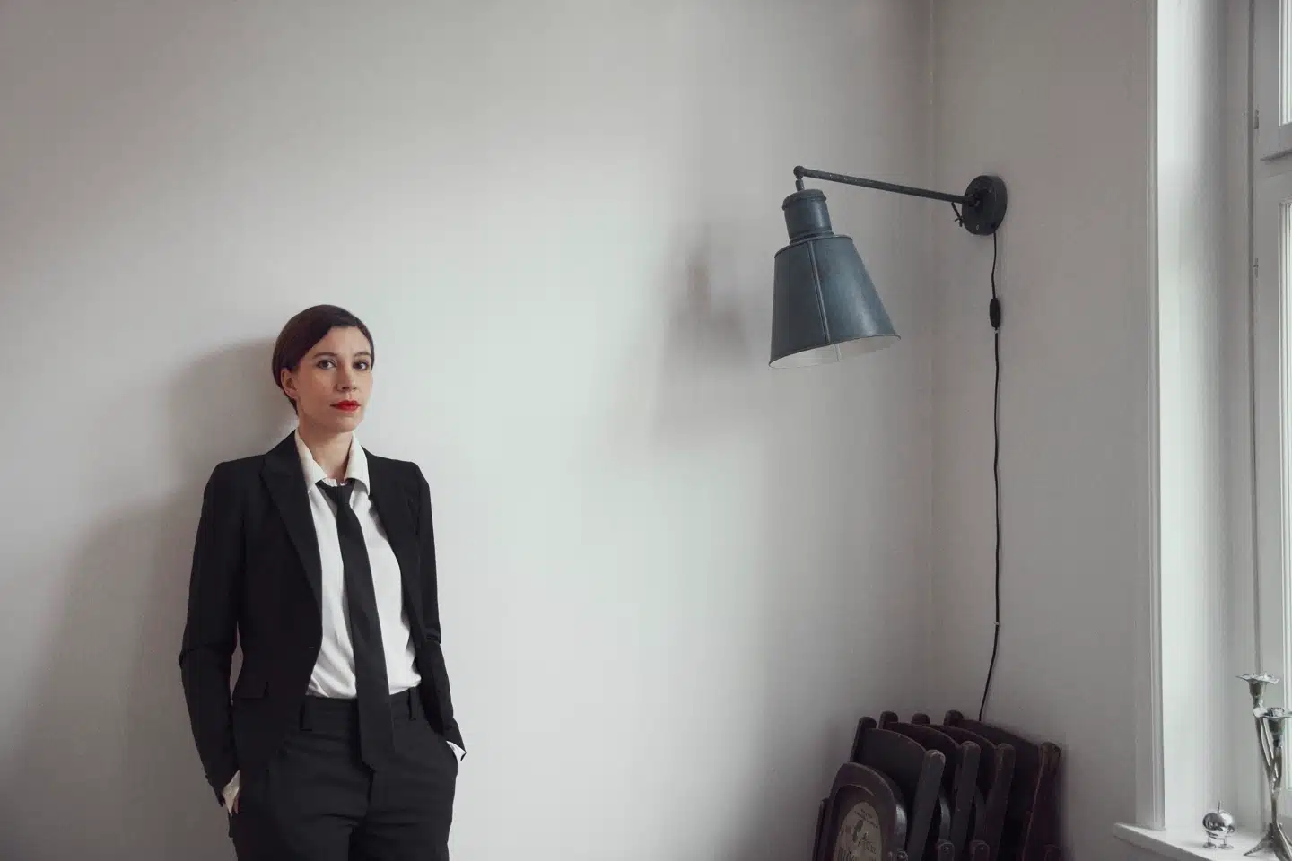 »Det er ikke søgt at drage paralleller til fx Camus’ »Den fremmede« med den ateistiske, normløse hovedperson, som har sat sig uden for samfundet, og som anser fællesskabets love som hykleriske,« skriver Berlingskes anmelder om Kristina Stoltz »Cahun«.