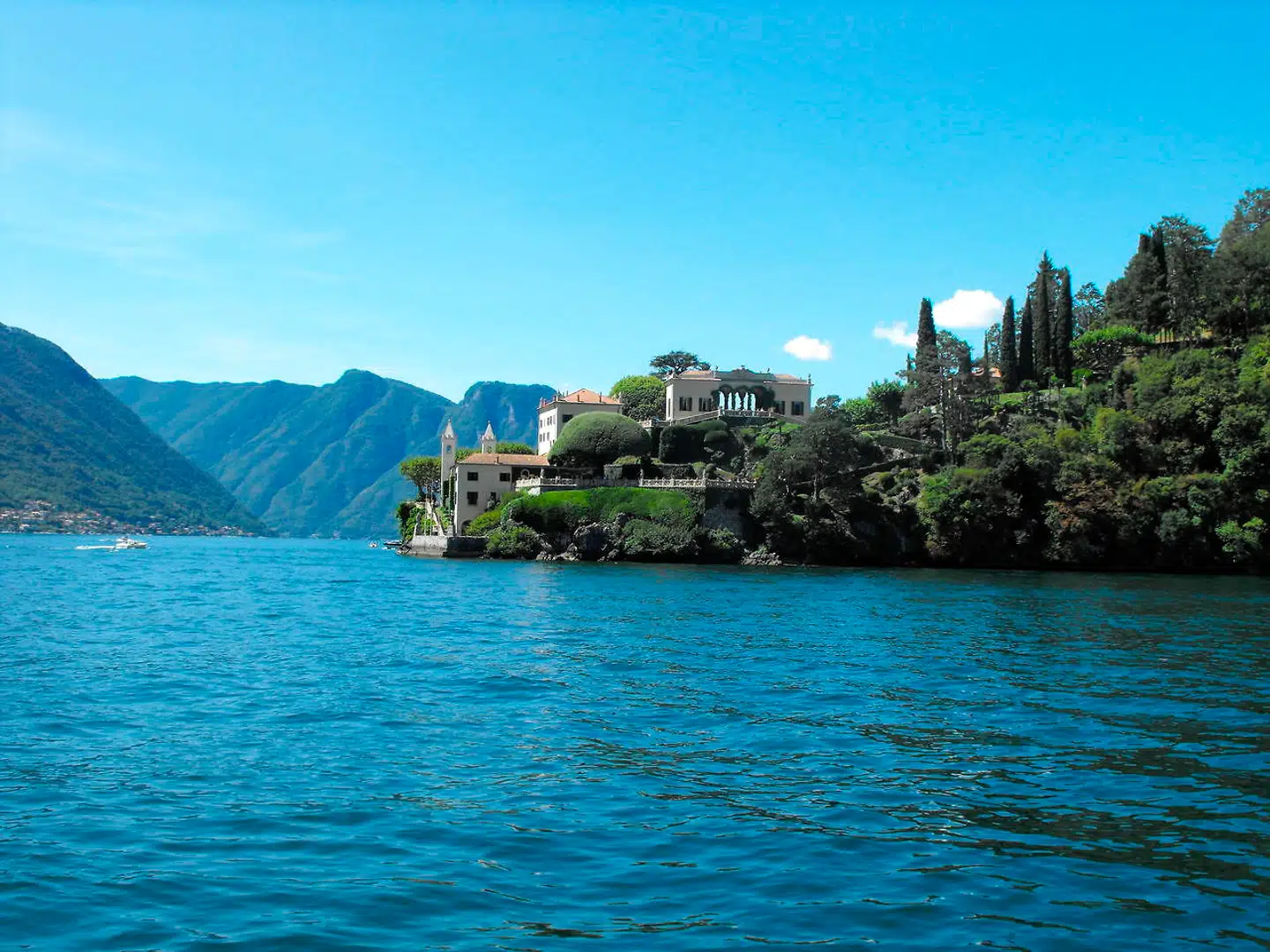 Man skal ikke særlig langt fra Como, så dukker de smukkeste gamle villaer op ved søens bred.