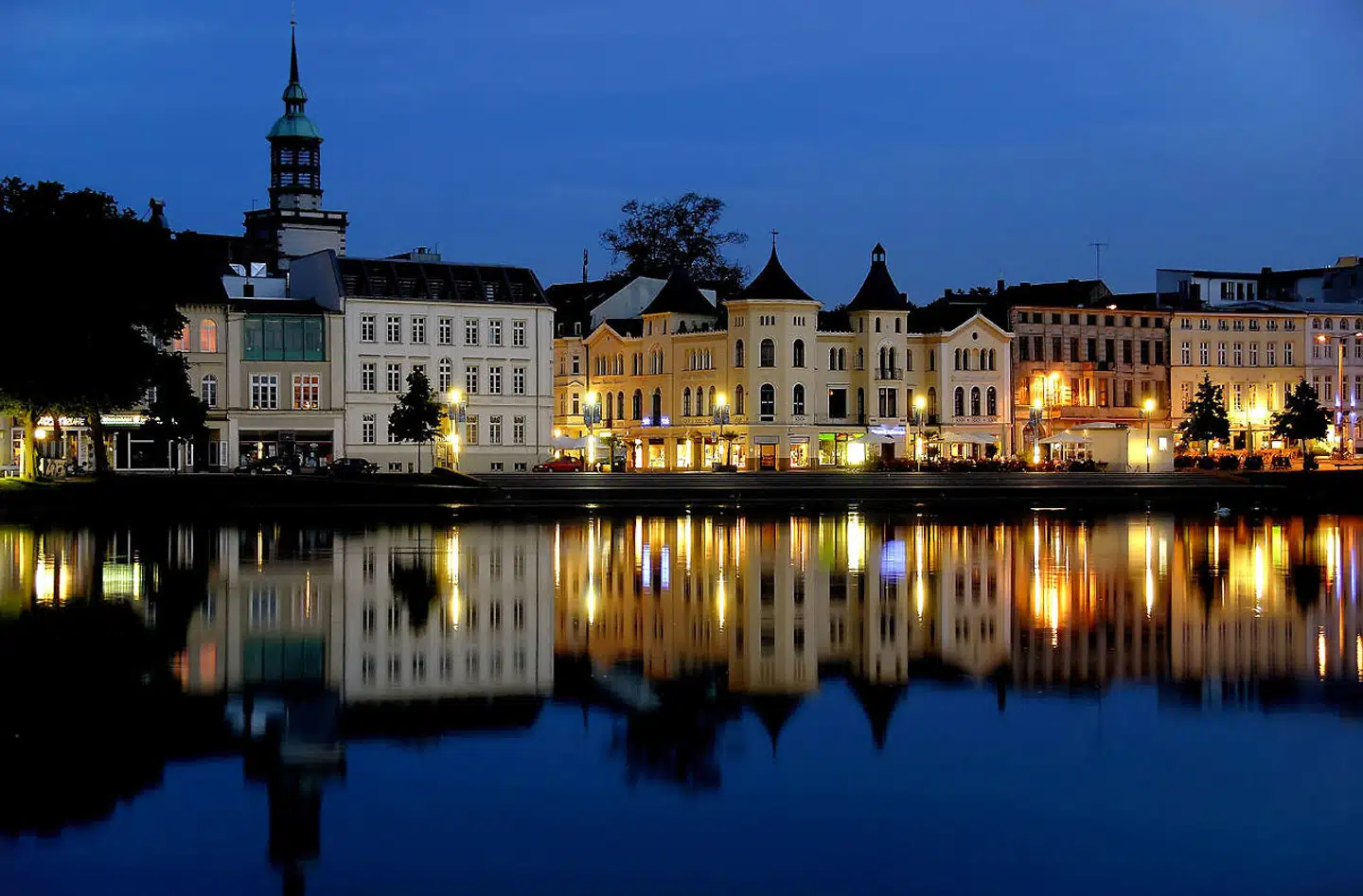 Søerne omkring Schwerin byder på rare naturoplevelser og rig mulighed for aktiviteter. Der er så mange større og helt små søer, at ingen rigtig kan blive enige om antallet