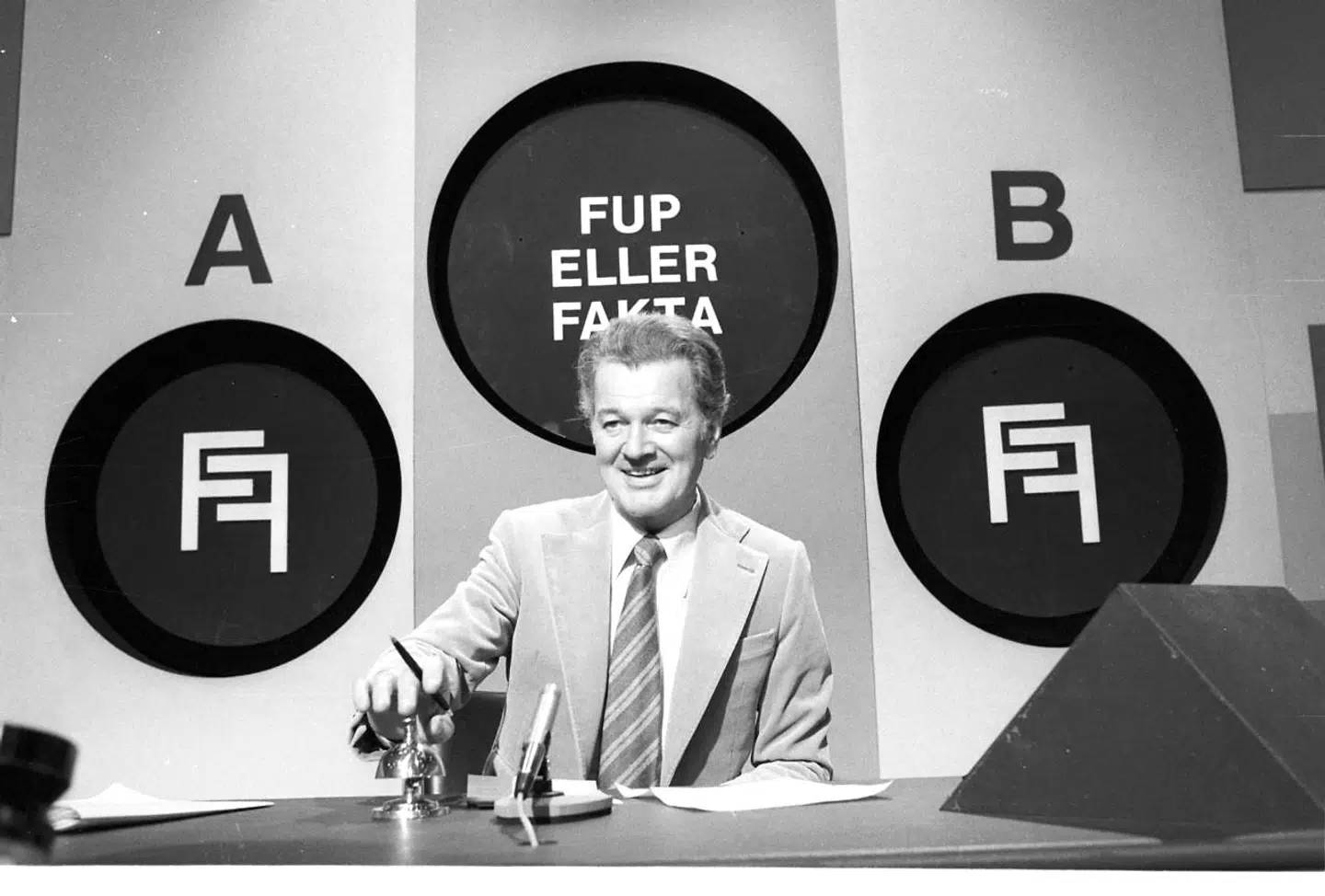 Otto Leisner blev kendt som »lethedens mester« på TV – her i quiz-programmet »Fup eller Fakta«.