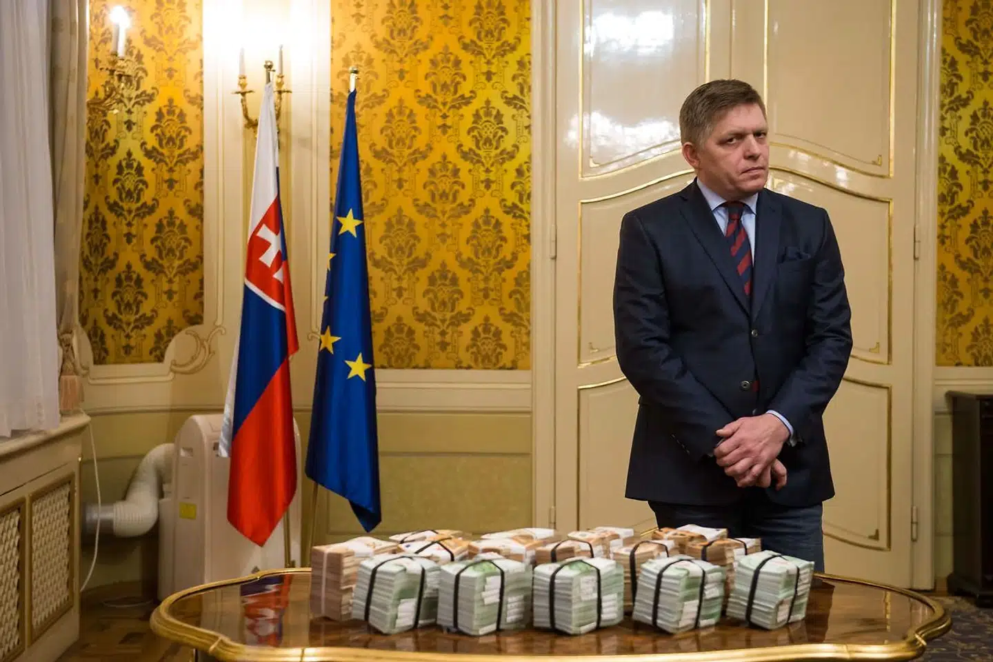 Daværende premierminister Robert Fico med hans store bunker af penge i dusør.
