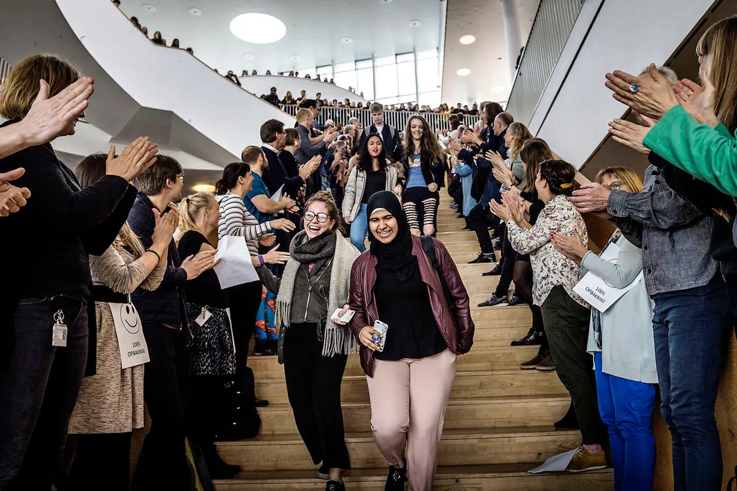 Eleverne på Ørestad Gymnasium blev overraskede og glade, da deres lærere pludselig tog opstilling på den store trappe i spisefrikvarteret for at klappe ad dem og vise deres støtte til dem.