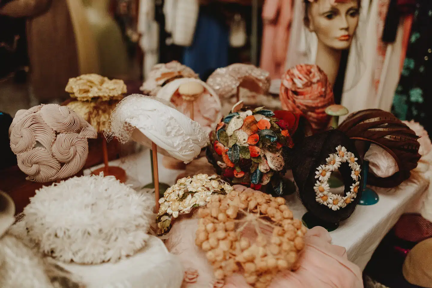 Gå efter høj kvalitet og naturlige materialer og undgå polyester råder vintageeksperten.