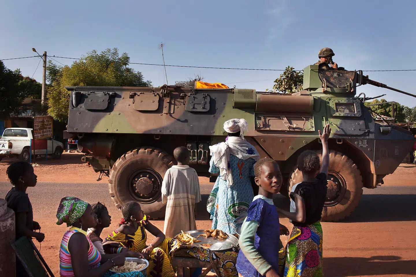 Fransk militær passerer lokale i byen Konobougou i Mali i 2013.