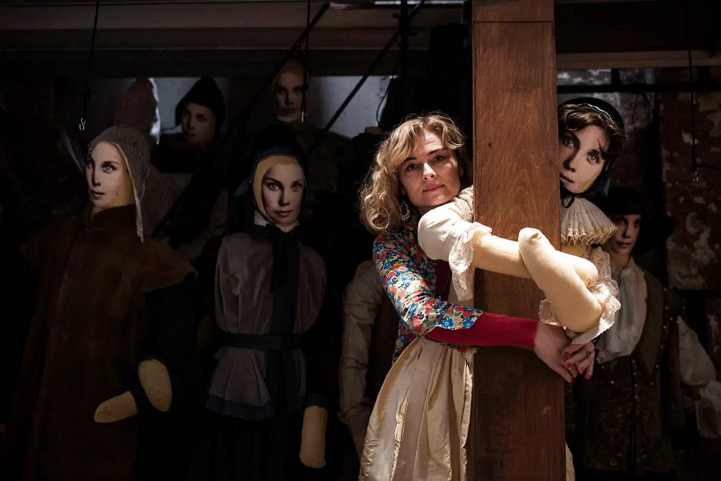 Scenografen Maja Ravn har skabt en scenografi, der består af ca 200 menneskestore dukker til »Shakespeare in Love« i Katrine Wiedemanns iscenesættelse.