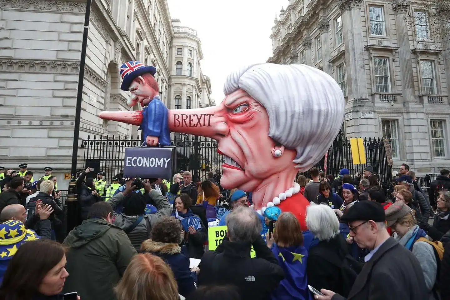 Briterne er i dag delt i to i spørgsmålet om EU, ligesom deres medier er det. Der foregår en kamp på historier for og imod en nært forhold til EU. Det må man tage højde for i sin dækning af Brexit, siger Jeppe Matzen.