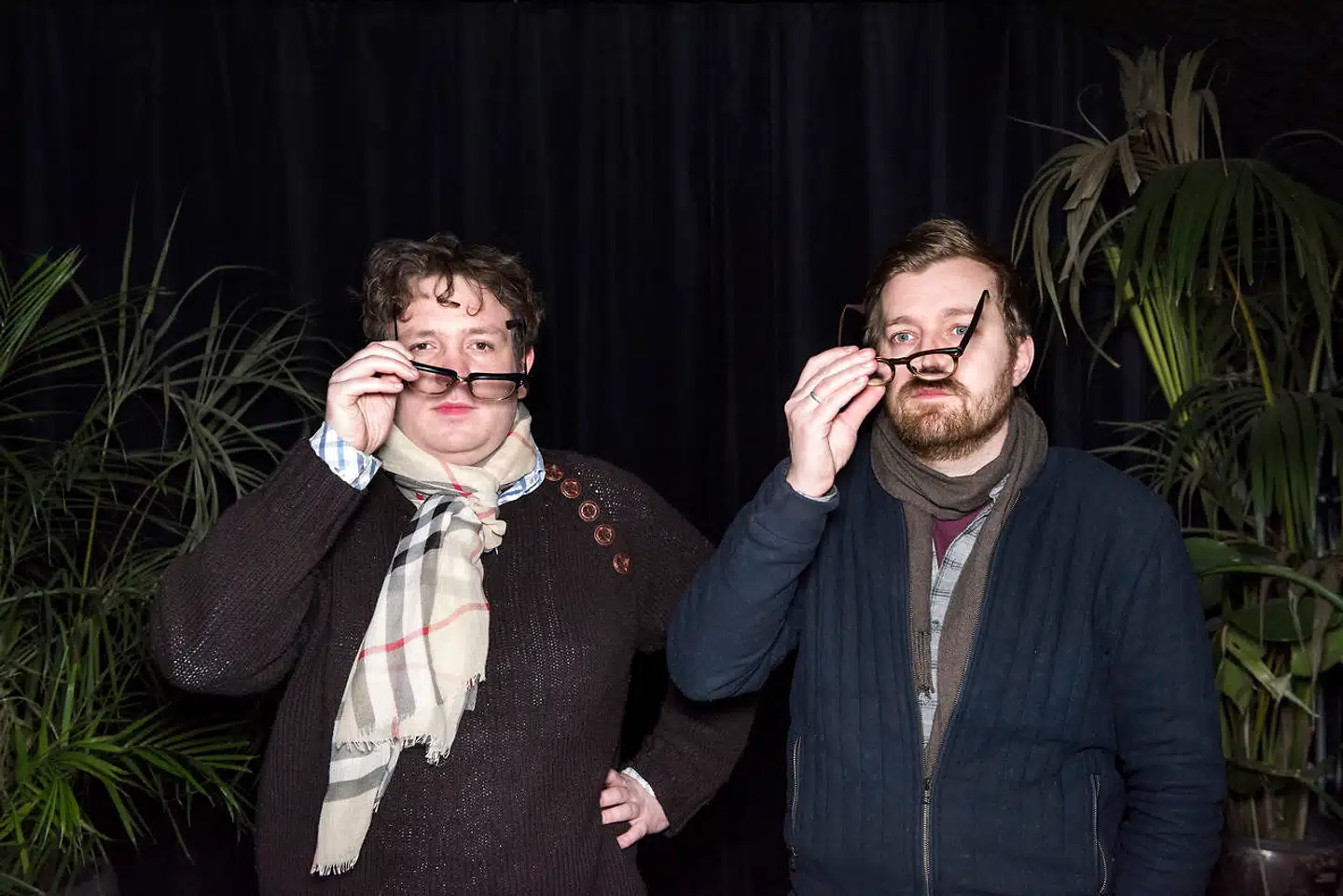 Rasmus Bruun og Frederik Cilius der i 'Den Korte Radioavis' i rollerne som seniorkorrespondent Kirsten Birgit Schiøtz Kretz Hørsholm og redaktør Rasmus Bruun kontaktede Amalie Have.