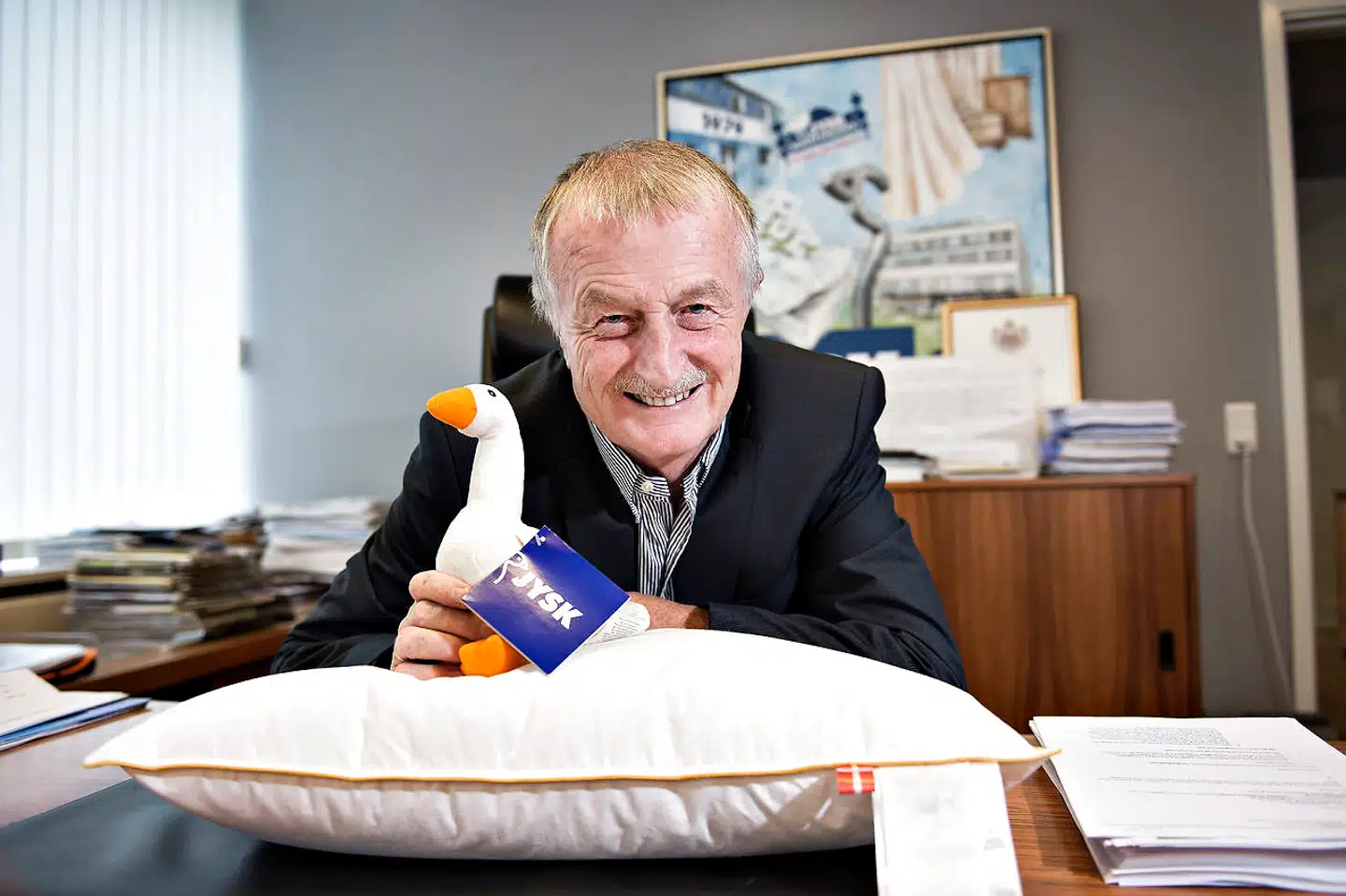 Lars Larsen åbnede den første butik i 1979. I dag har Jysk over 2.700 butikker og 23.000 medarbejdere i 51 lande.