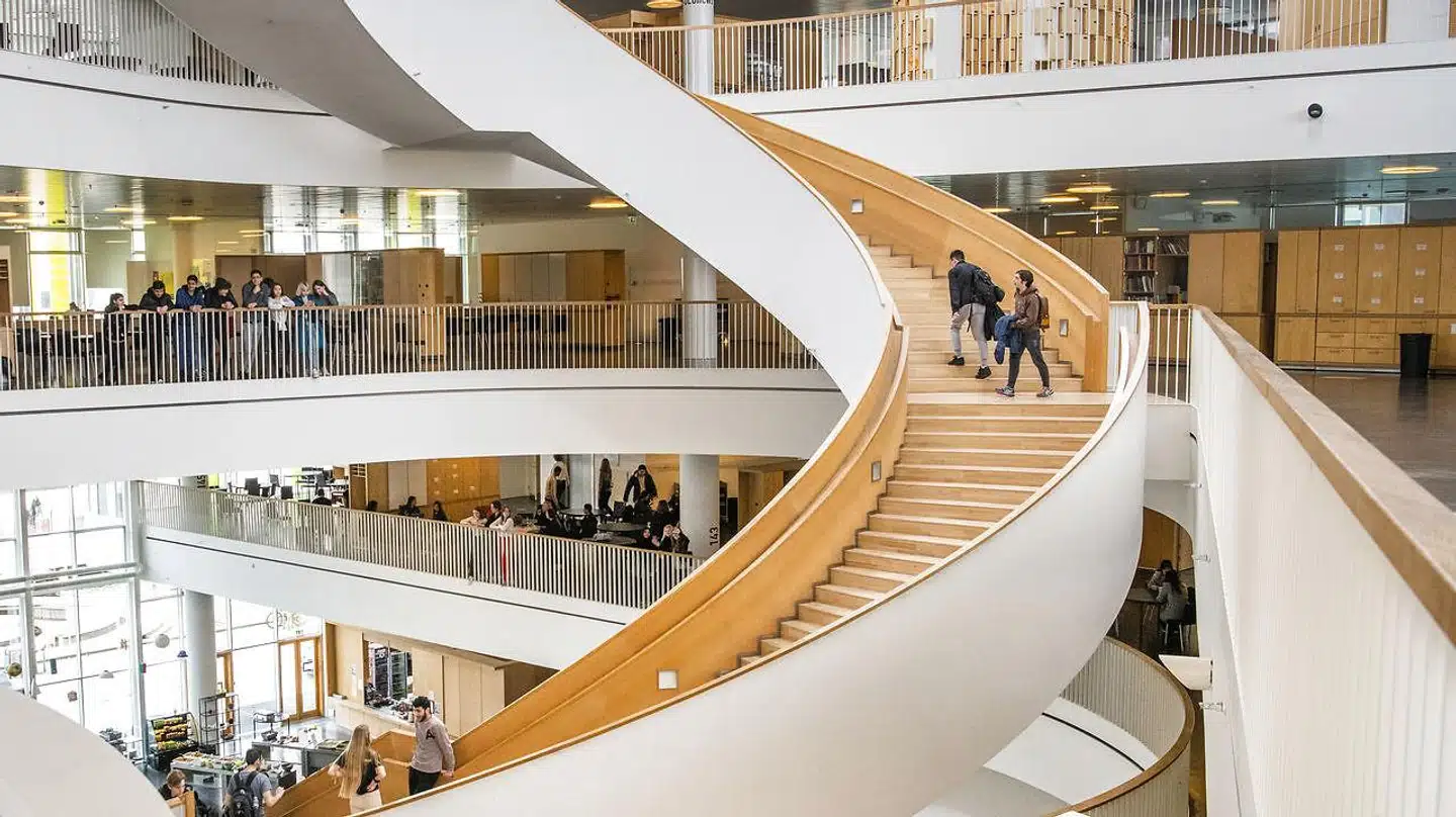 Cirka 400 elever havde samlet sig på trapperne i den store åbne aula på Ørestad Gymnasium, da undervisningsminister Merete Riisager (LA) 7. marts kom på besøg. De havde bannere og skilte klar og buhede så højlydt af ministeren, at ministerbesøget ikke kunne gennemføres. Billedet er fra en anden lejlighed.