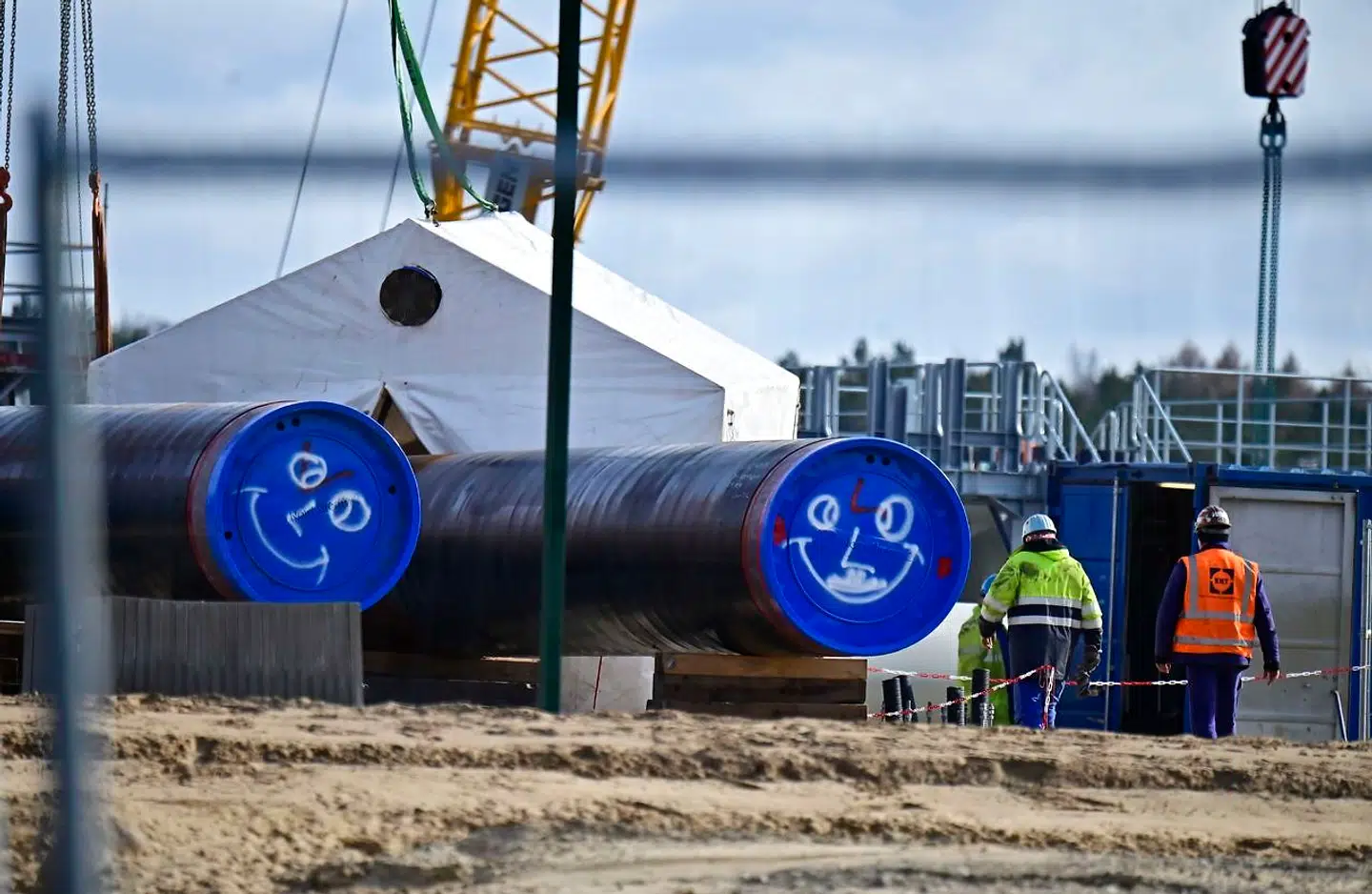 Arkivfoto. Men work at the construction site of the so-called Nord Stream 2 gas pipeline in Lubmin, northeastern Germany, on March 26, 2019.