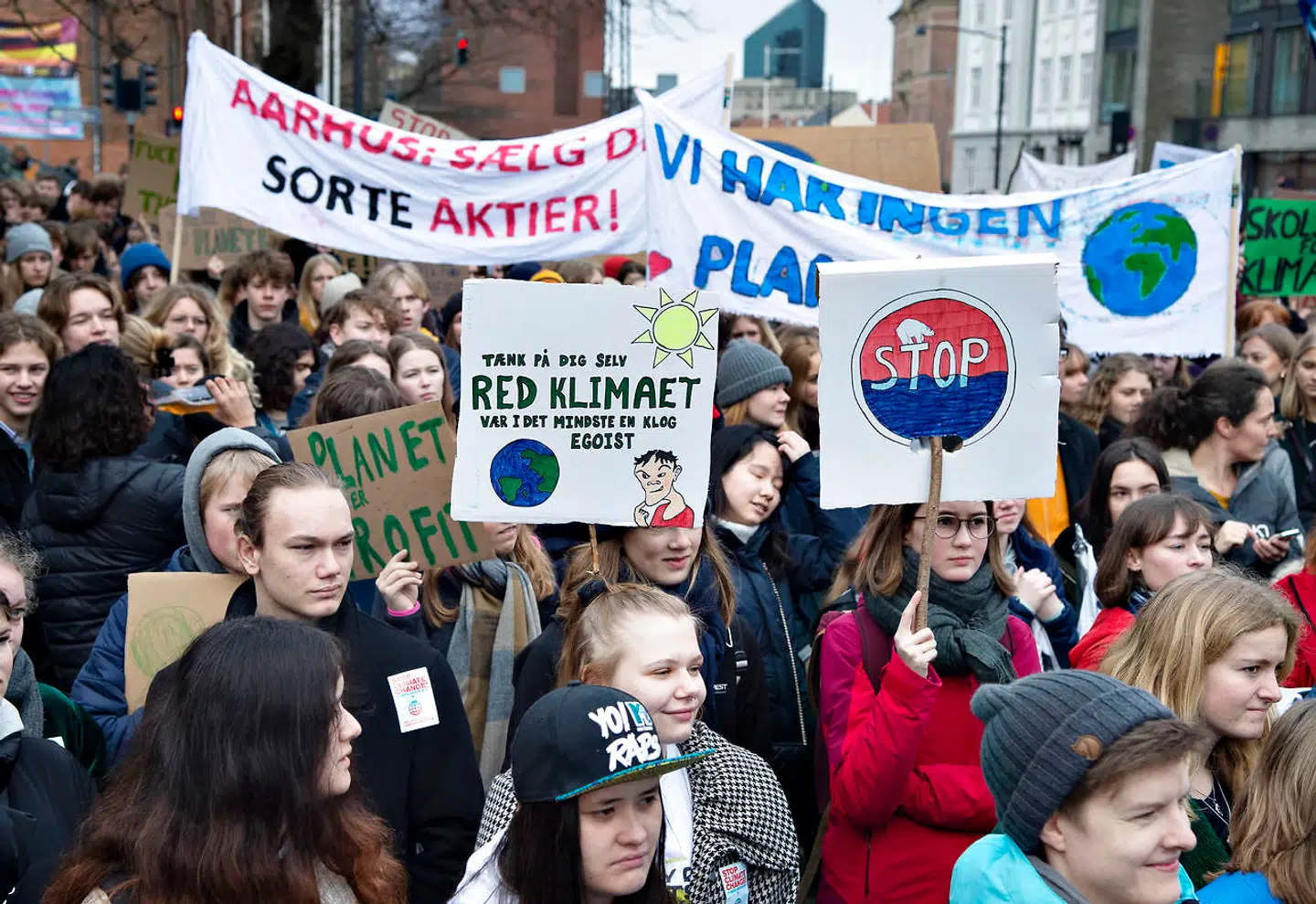 Det er ikke kun de danske børn og unge, der vil have politikerne til at tage klimaforandringerne seriøst. Syv ud af ti spidskandidater går til valg med ambitioner om europæisk klimakamp – og ifølge en ny meningsmåling synes 39 procent af danskerne også, at klimaforandringerne er en af EUs største udfordringer. Billedet her er fra den demonstration, der 20. marts blev ført an af børn og unge i Aarhus. Verden over strejkede børn og unge fra skole for at gå på gaden og kræve global handling mod klimaforandringerne.