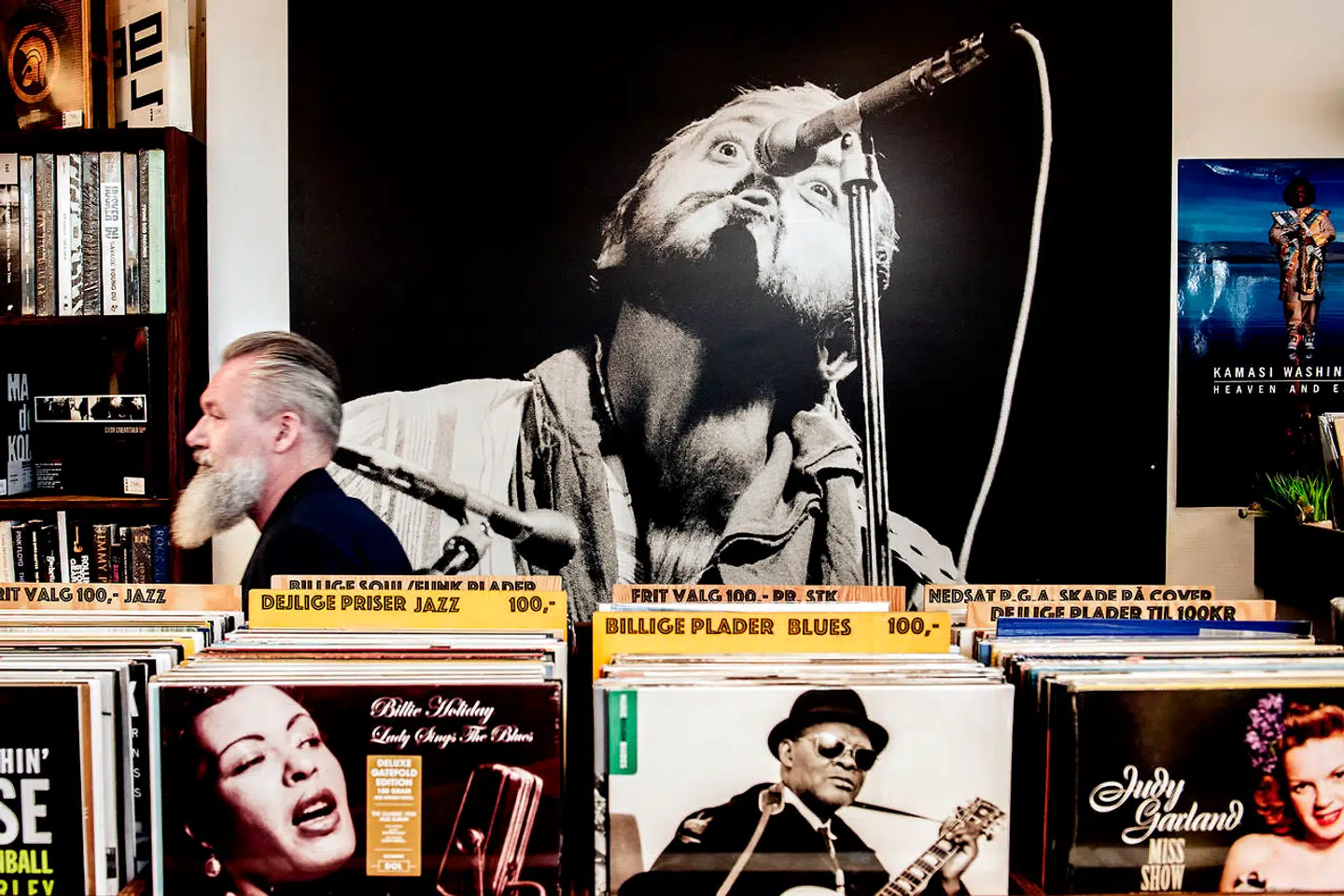 Ekspedient Henrik Quietsch har samlet på vinyl, siden teenageårene og har en samling på omkring 10.000 plader. Han anmelder desuden film og tv på Ekstra Bladet.