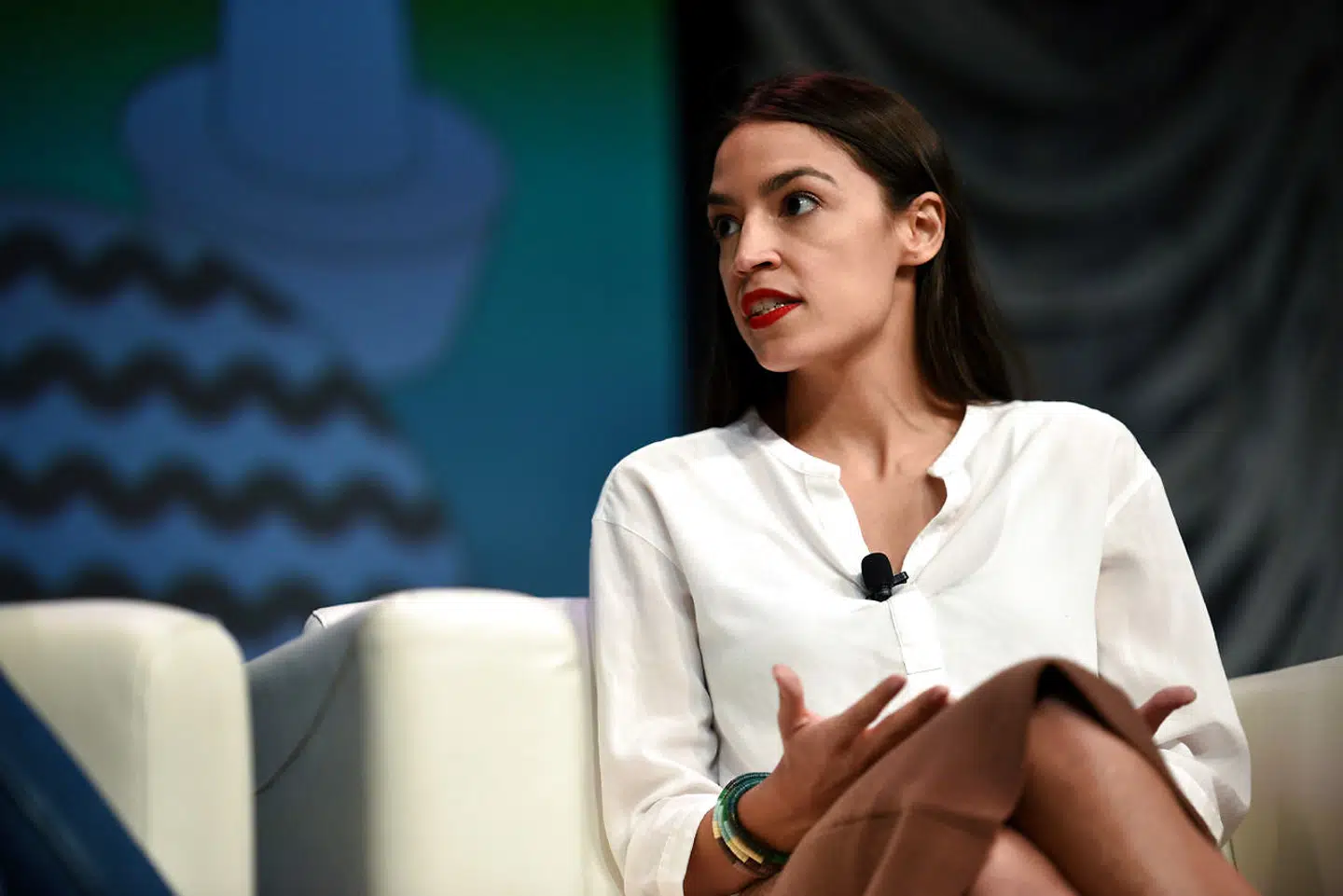 Alexandria Ocasio-Cortez, der er medlem af Repræsentaternes Hus for Demokraterne, er stor tilhænger af »Modern Monetary Theory«. Men teorien deler vandene.