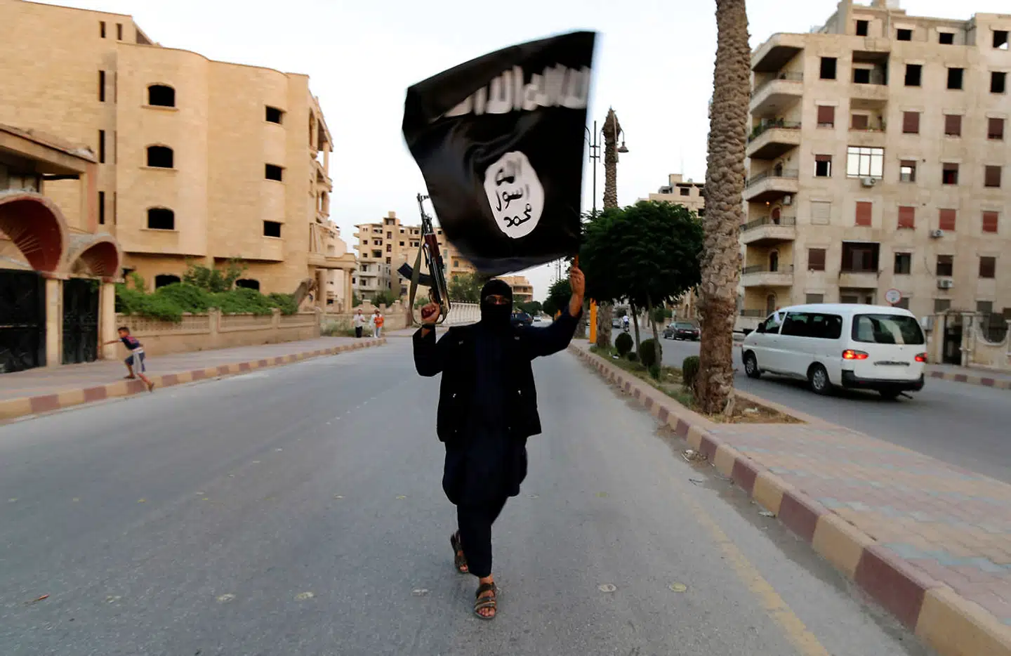 Danmark skal fortsat afsøge mulighederne for, at udrejste jihadister kan retsforfølges og efterfølgende afsone en eventuel straf lokalt. Det er justitsministeren og udenrigsministeren enige om.