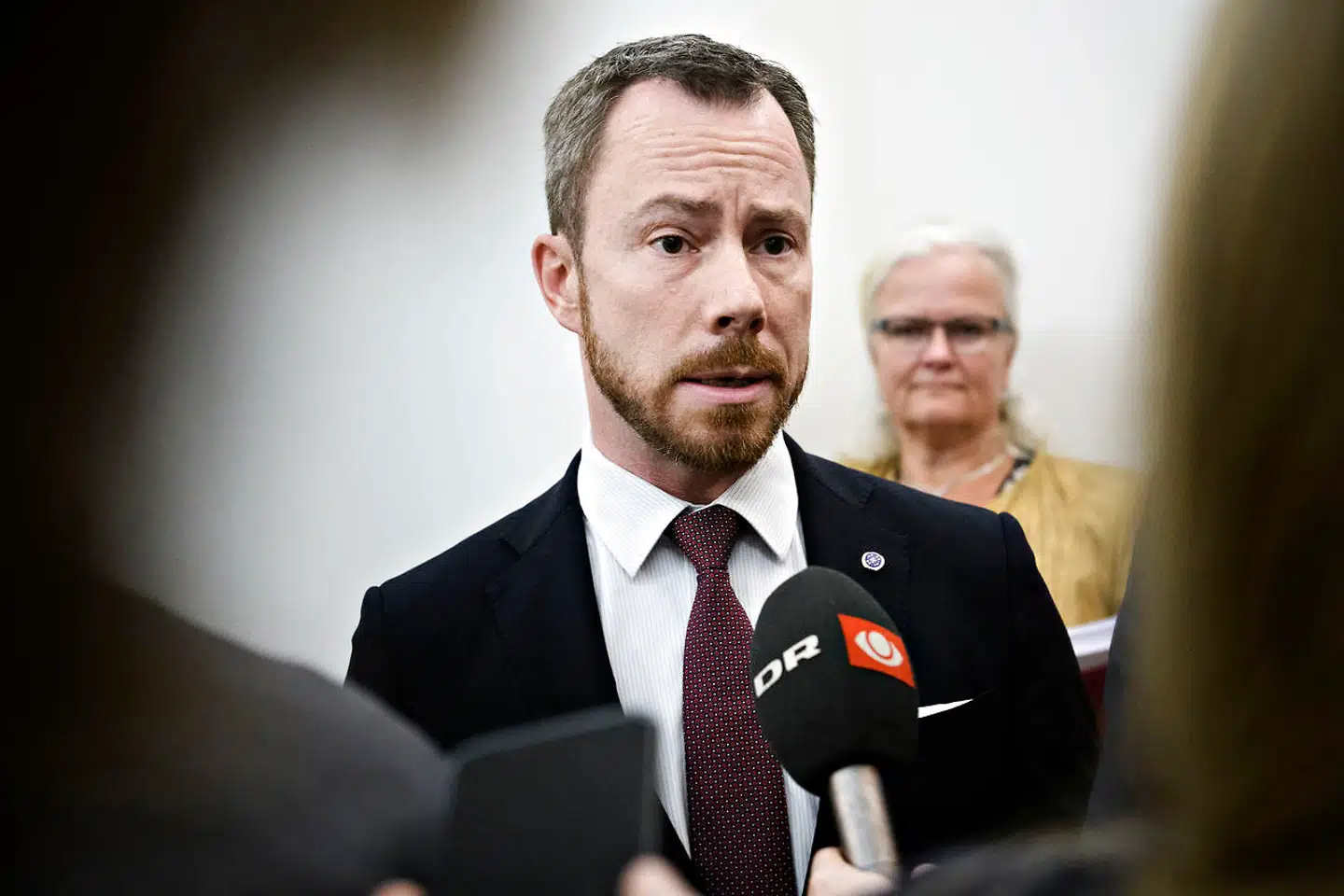 »Det er simpelthen ikke O.K.,« siger miljø- og fødevareminister Jakob Ellemann-Jensen (V) efter at have set en et minut lang video fra Socialdemokratiet.