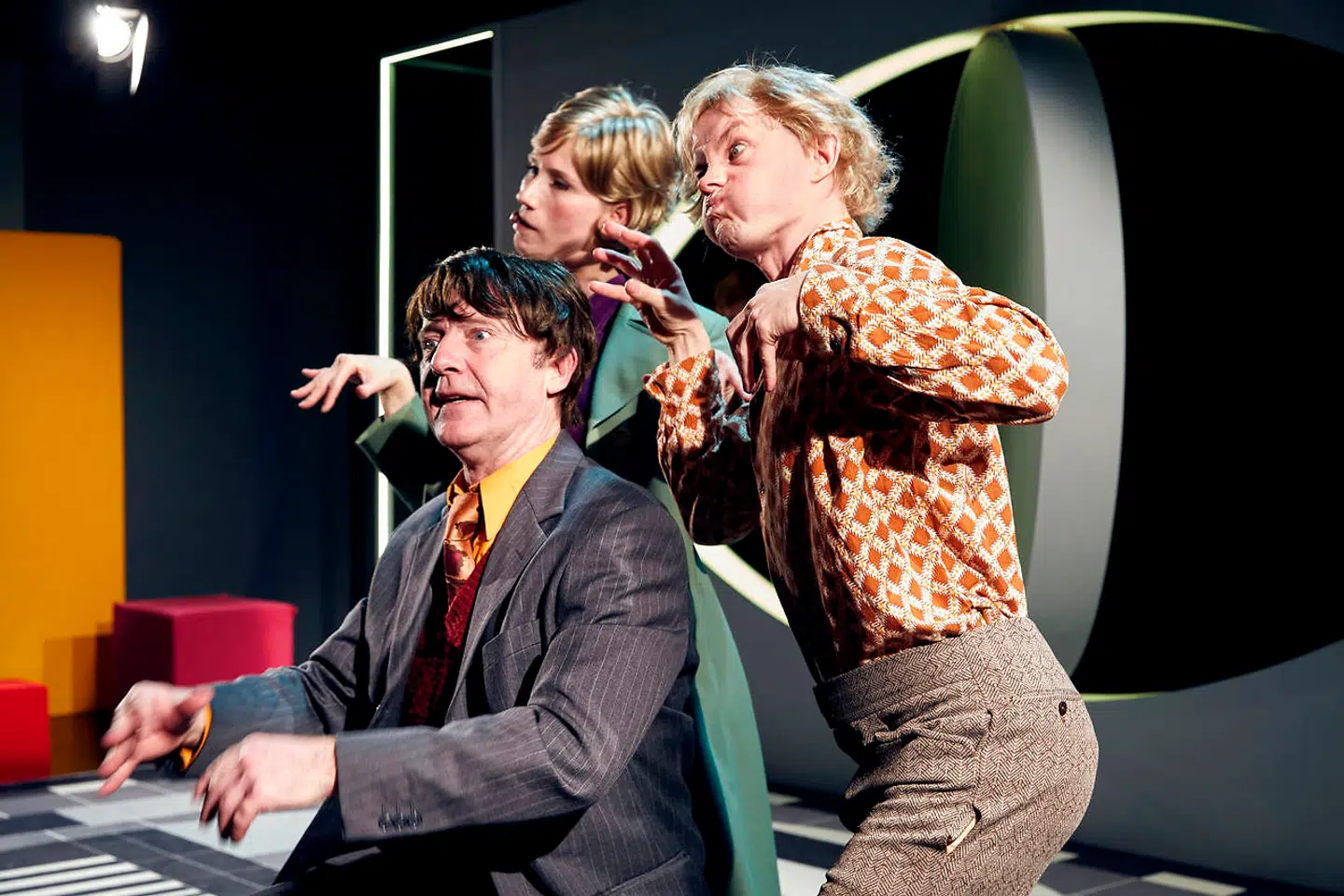 Dæmoniseringen af Erhard Jacobsen sneg sig ind i bedste sendetid i Danmarks Radio: Her Henrik Prip som en vellignende Erhard, mens Malin Brolin-Tani og Anders Budde Christensen driver gæk med ham bag hans ryg.