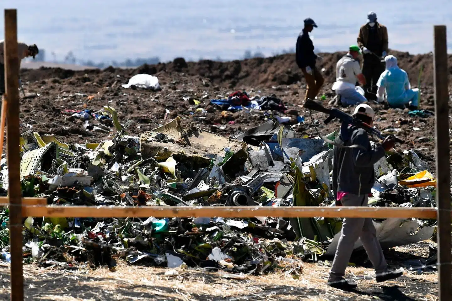 Retsmedicinere arbejder under beskyttelse blandt resterne af et Boeing 737 MAX-fly fra Ethiopian Airways, der tidligere på måneden styrtede ned i det østafrikanske land med 157 passagerer ombord ved den anden ulykke for modellen inden for få måneder.