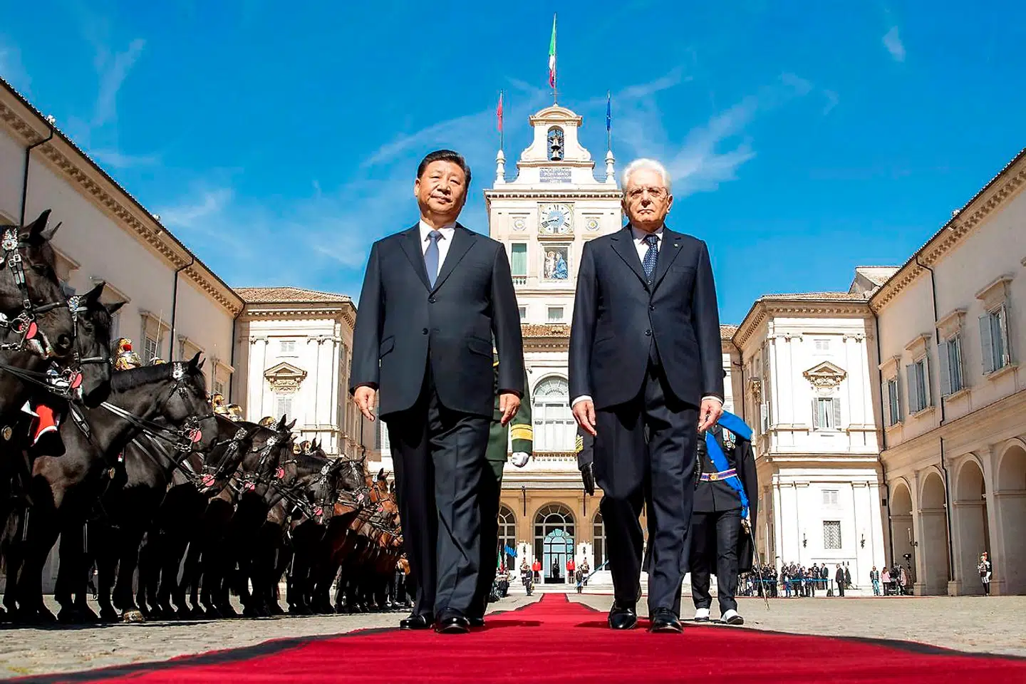 Xi Jinping blev modtaget med alle æresbevisninger, her af præsident Sergio Mattarella, da han i slutningen af sidste uge besøgte italien for bl.a. at underskrive en aftale om det sydeuropæiske lands medlemskab af Kinas omstridte silkevejsprojekt.
