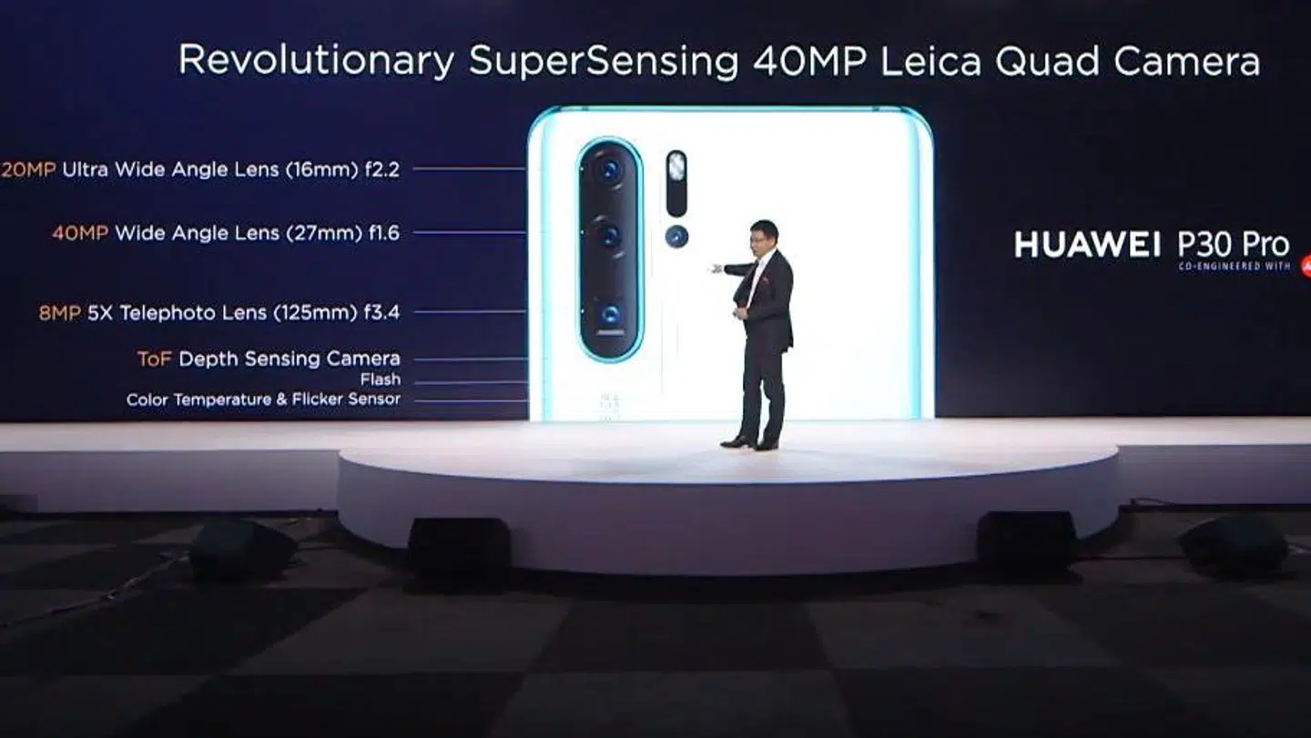 P30 Pro-telefonen er udstyret med fire Leica-kameralinser, heriblandt en dybdesensorlinse. Tilsammen skal de kunne levere blandt andet hidtil usete zoommuligheder og gode fotos under vanskelige lysforhold. Huaweis mobilchef, Richard Yu, ses her foran telefonen. Foto: Huawei