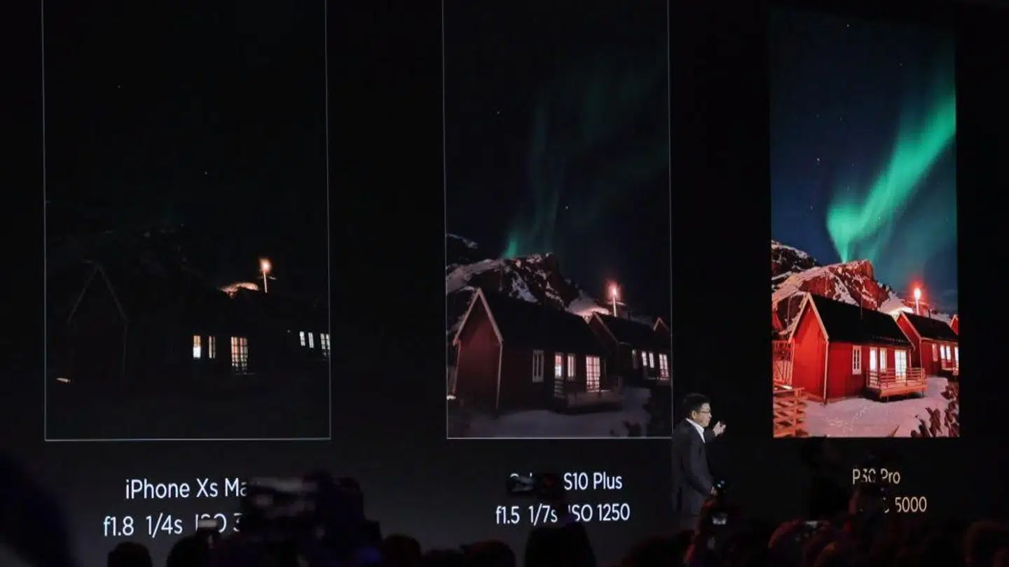 Kameraforstærkningen i P30-telefonerne skal kunne levere fotos i hidtil uset kvalitet. Her er nordlys fotograferet uden brug af stativ på Apples nyeste iPhone til venstre, Samsungs nyeste Galaxy S10 i midten og Huaweis P30 Pro til højre. Foto: Huawei