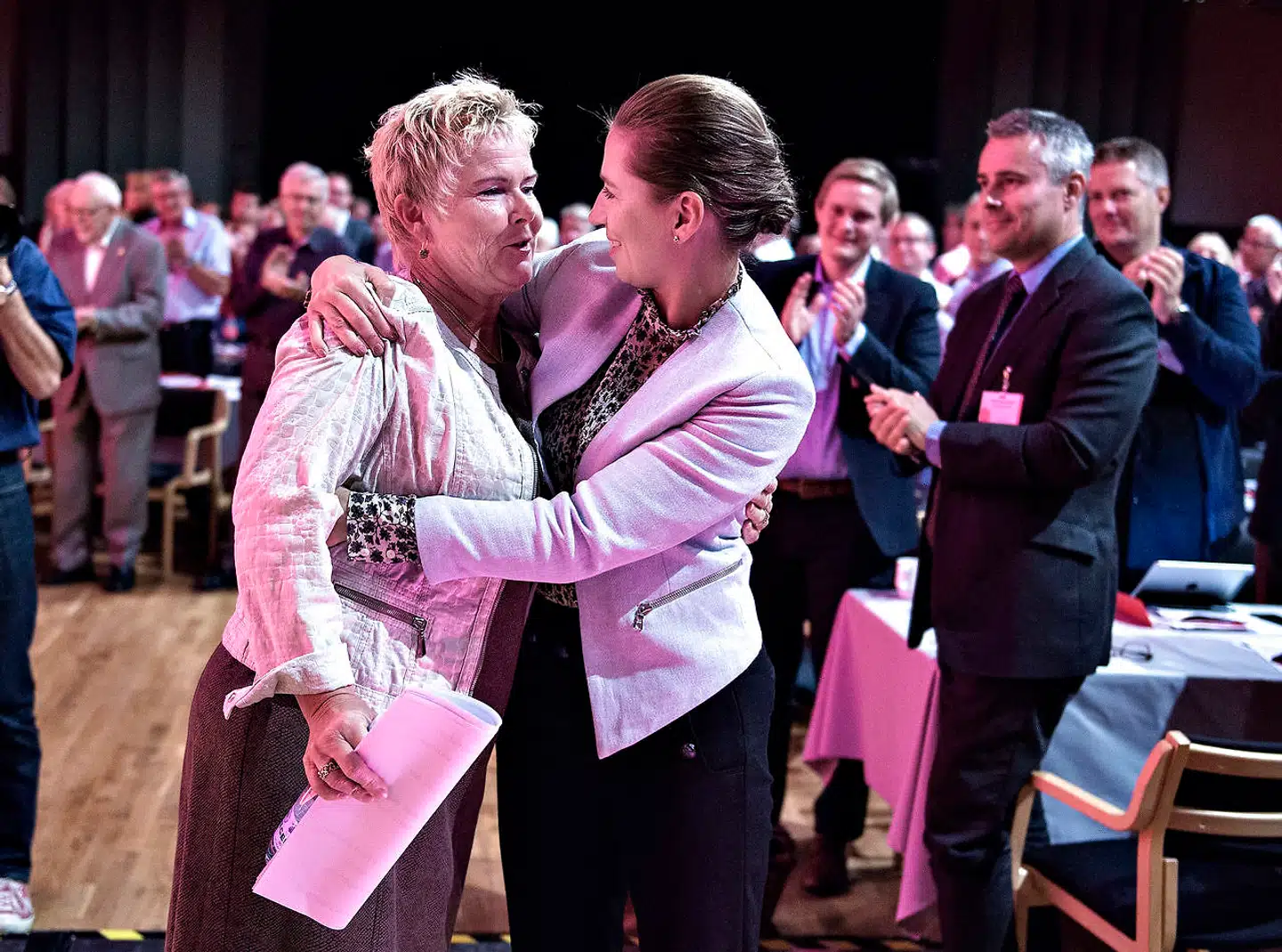 Lizette Risgaard vil have skattestoppet endeligt begravet og indført et ulighedsstop, mens Mette Frederiksen (th.) går efter højere skat til de rigeste