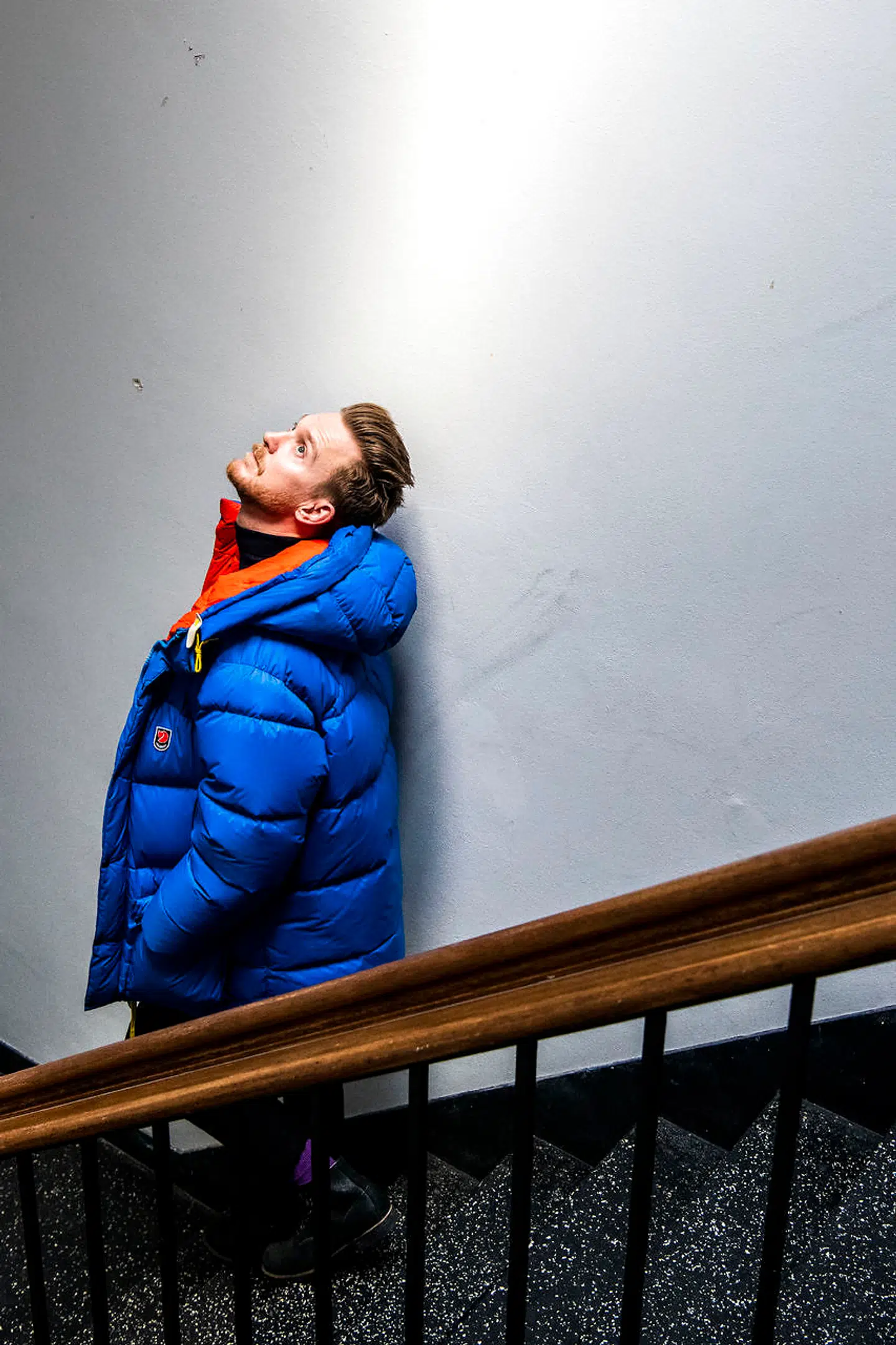 Satirikeren og TV-værten Huxi Bach bestyrer både Radio24syv-programmet “Huxi og Det Gode Gamle Folketing” og DR-satireprogrammet “Ugen plus det løse”.