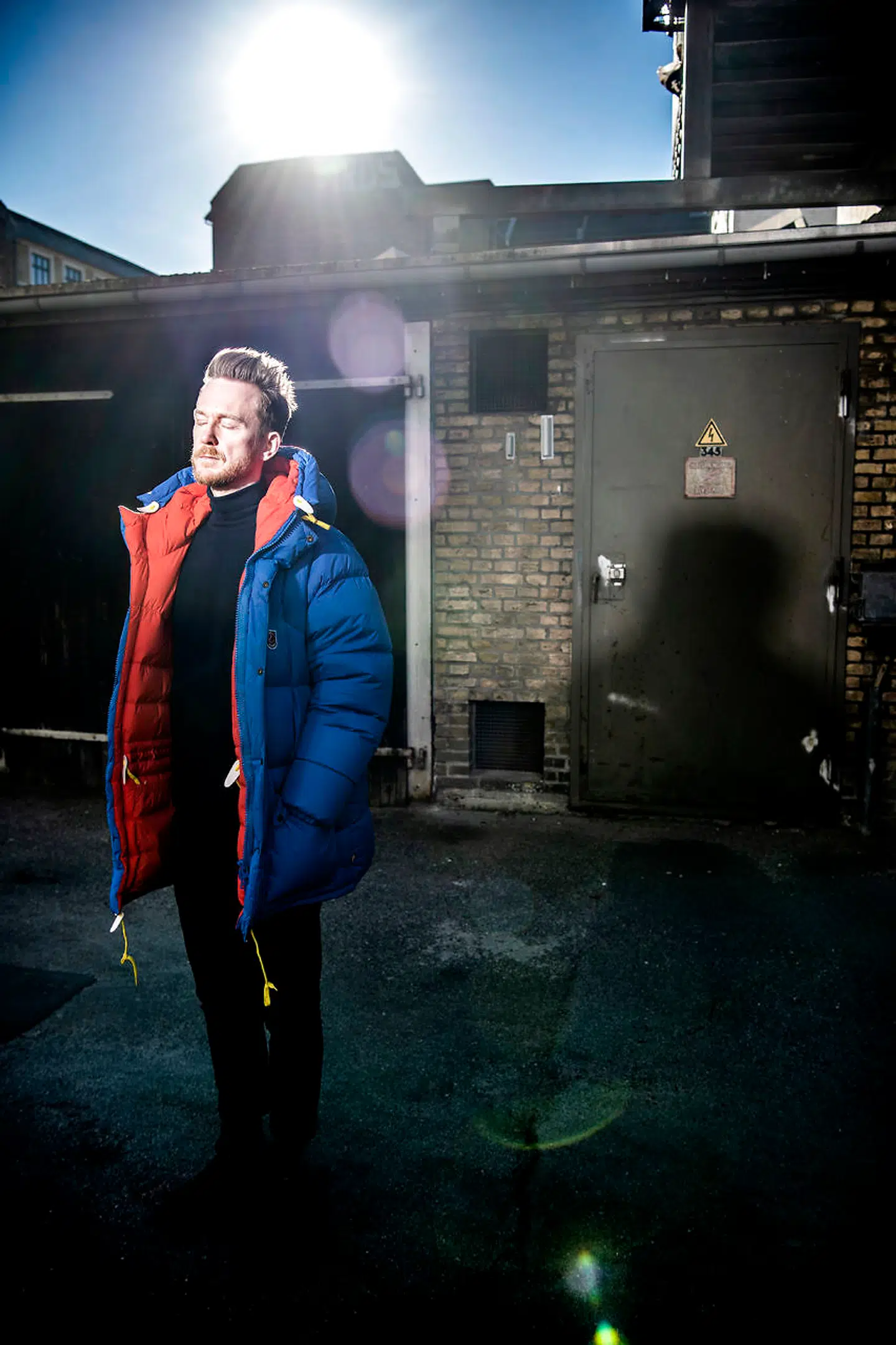 På de år, hvor Huxi Bach har været vært for “Huxi og Det Gode Gamle Folketing”, har han iagttaget, hvordan tilgangen til at lave politik har ændret sig. Nu handler det mere om at gå helt grænsen, lyder hans kritik.