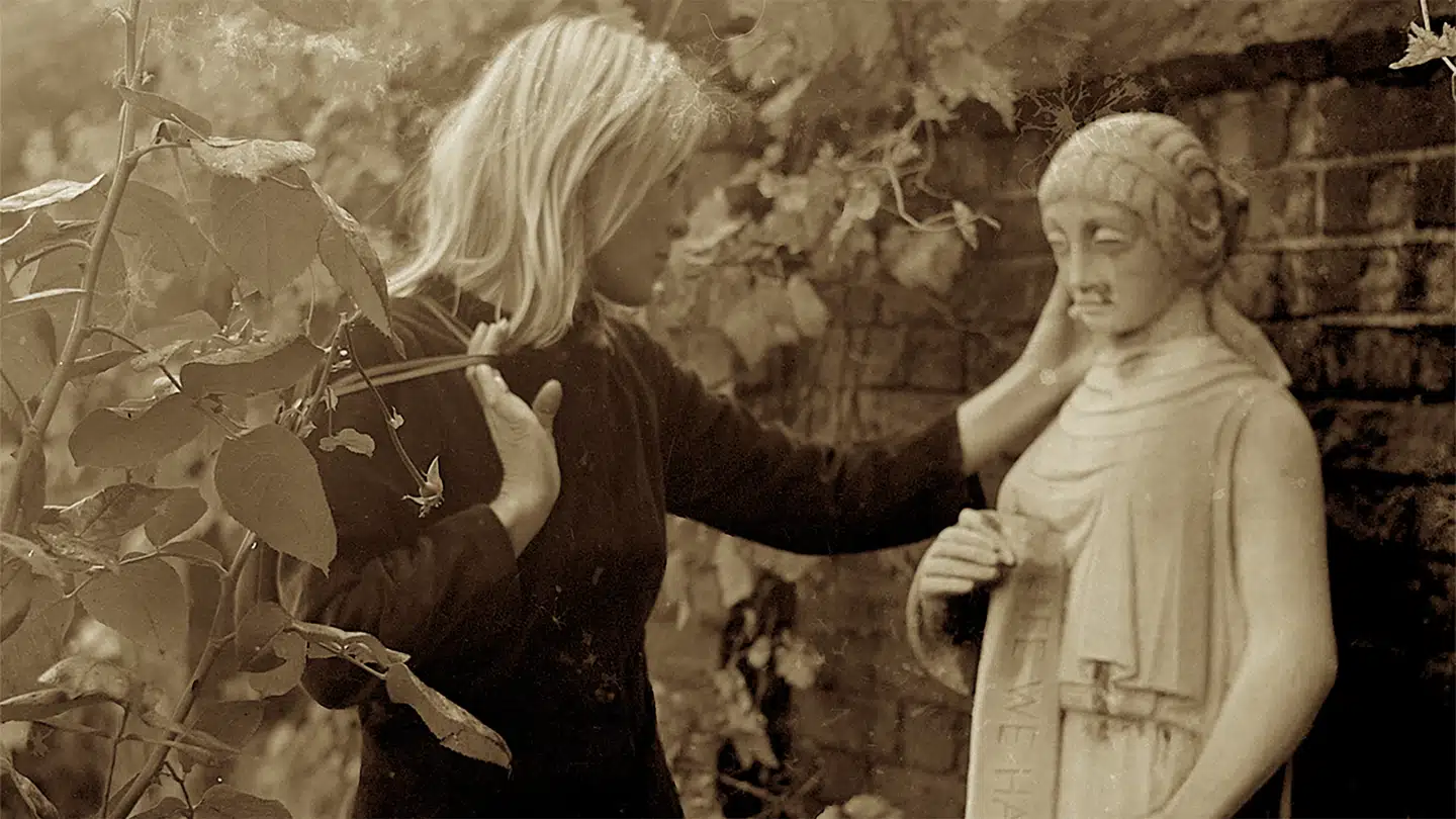 »Jeg var i titusind små stykker, som blev holdt sammen med tape, og han var øm, beskyttende og tålmodig,« har Marianne Ihlen fortalt om sit møde med den verdenskendte sanger og sangskriver Leonard Cohen. Deres forhold beskrives i filmen »Marianne & Leonard«.