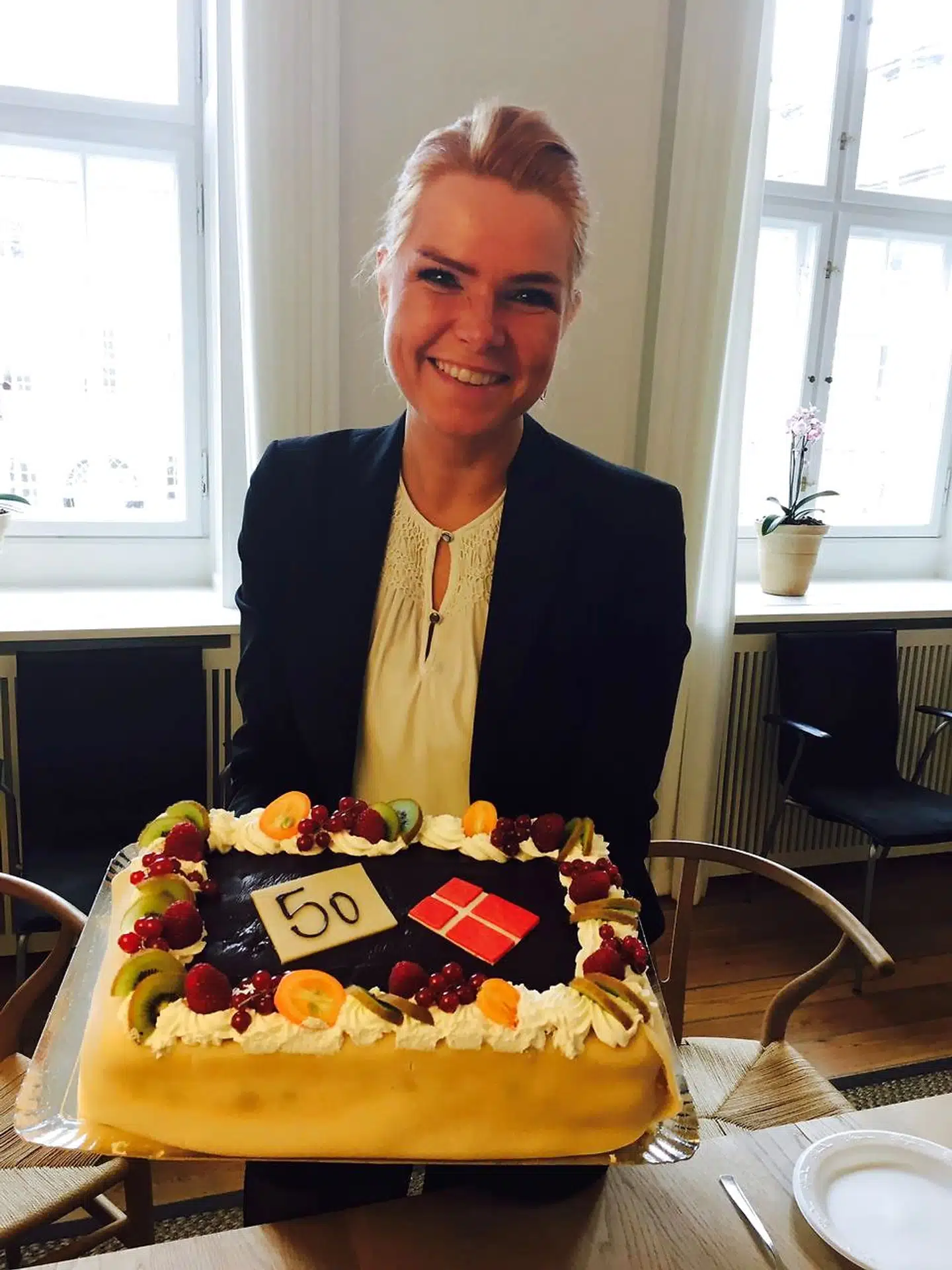 Inger Støjberg (V) med kage i sit ministerium. I medierne blev kagen anledning til ophidset debat, fordi hendes kage blev udlagt som en fejring af regeringens stramning af asylpolitikken. Var medierne med til at piske en stemning op mod ministeren på tyndt grundlag?