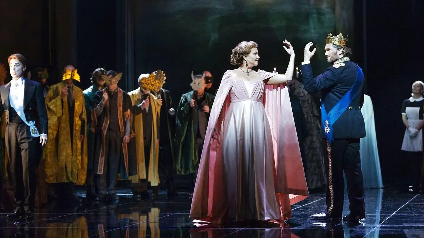 Forsøg på forførelse: Sine Bundgaard og Peter Lodahl i »Drot og marsk« på Operaen.