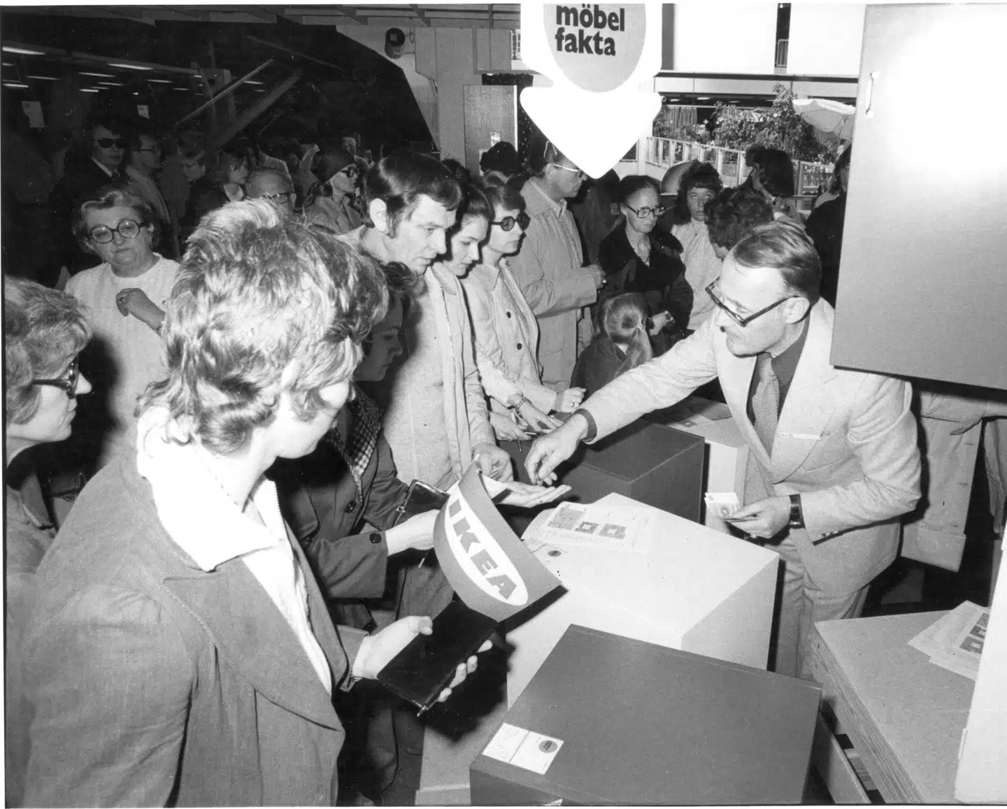 Ikeas grundlægger, Ingvar Kamrad, stod selv ved kassen, da Ikea åbnede i 1969.