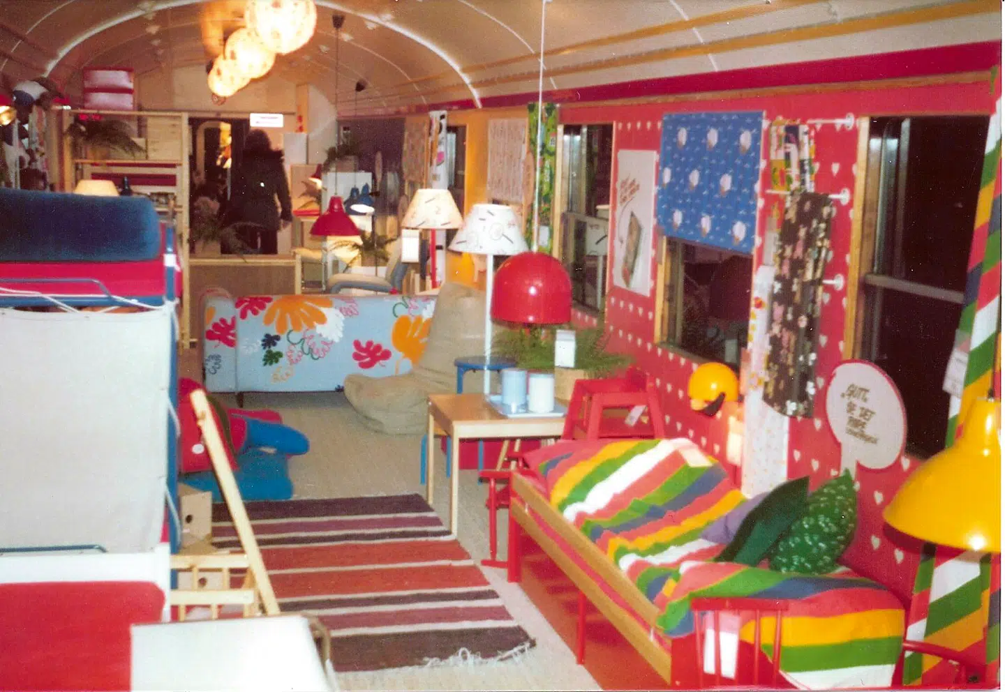 I 1977 rykker Ikeas katalog ind i toget, som her kører fra København til Jylland. Det var i det hele taget nyt, at det svenske møbelhus præsenterede hele miljøer, som nærmest var klar til at flytte ind i.