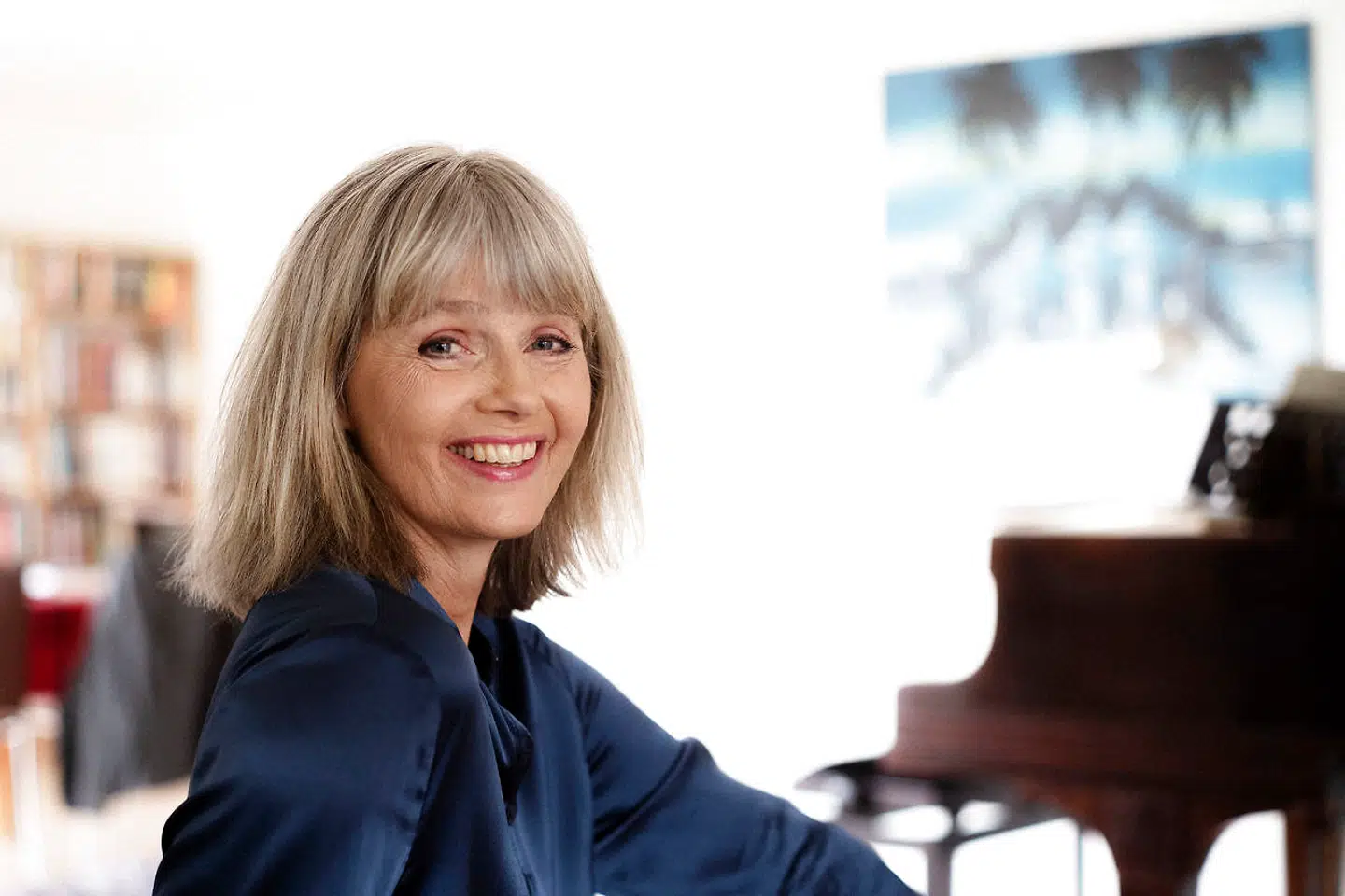 Elsebeth Egholm debuterede i 1999 med romanen »De frie kvinders klub« og er ikke mindst blevet kendt for sine kriminalromaner om Aarhus-journalisten Dicte, der også er blevet til TV-serie på TV2.